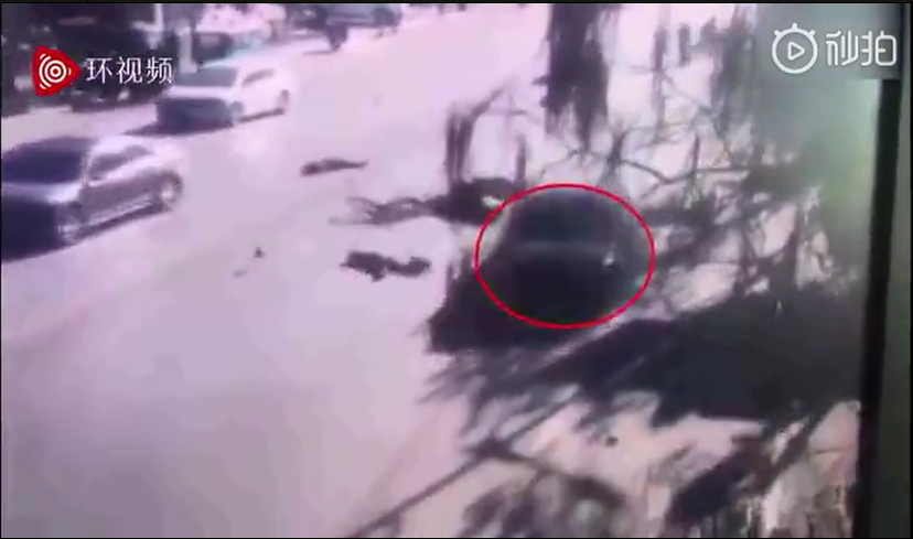 一輛奥迪超速逆向通過校門口，駕駛衝撞小學生後又駕車逃逸。（翻攝畫面）