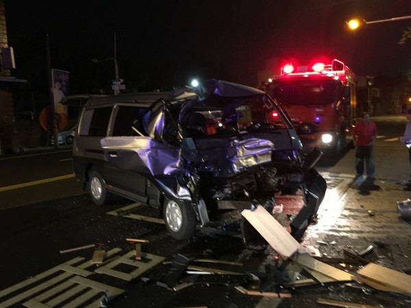 男子邊開車邊打瞌睡，肇事廂型車車頭全毀。（警方提供）