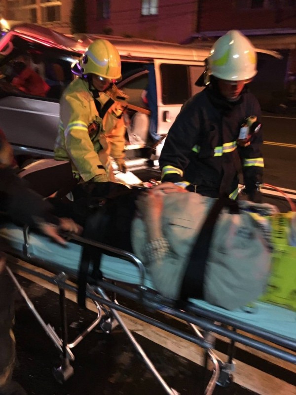 陳男打瞌睡肇事，救出送醫幸無大礙。（警方提供）