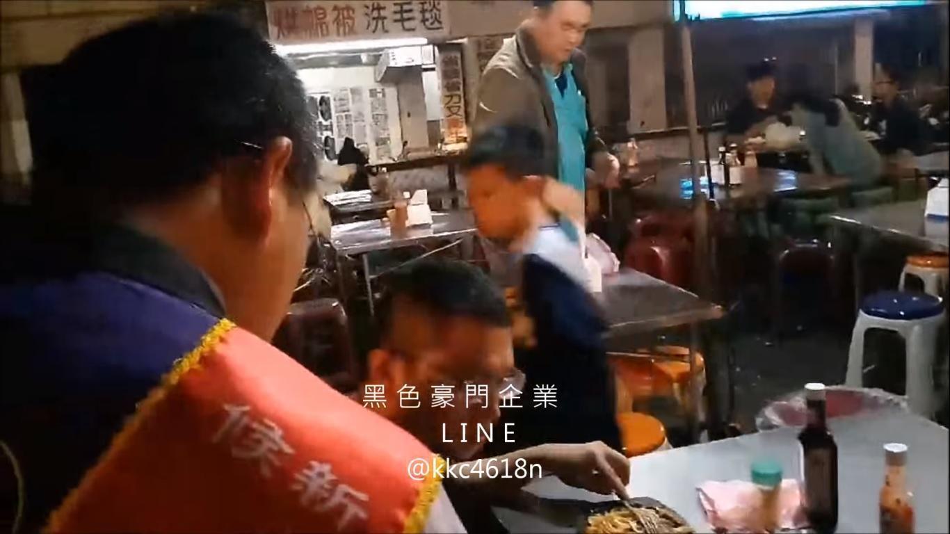 市議員候選人李忠寶昨日到夜市拜票，卻遭人毆打。（翻攝畫面）