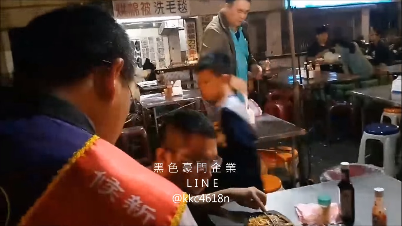 市議員候選人李忠寶昨日到夜市拜票，卻遭人毆打。（翻攝畫面）