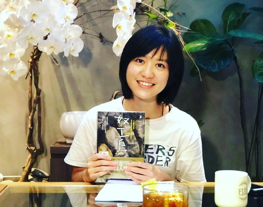 姜雯花費兩年做田野調查與採訪，寫作《奴工島》一書。（寶瓶文化提供）