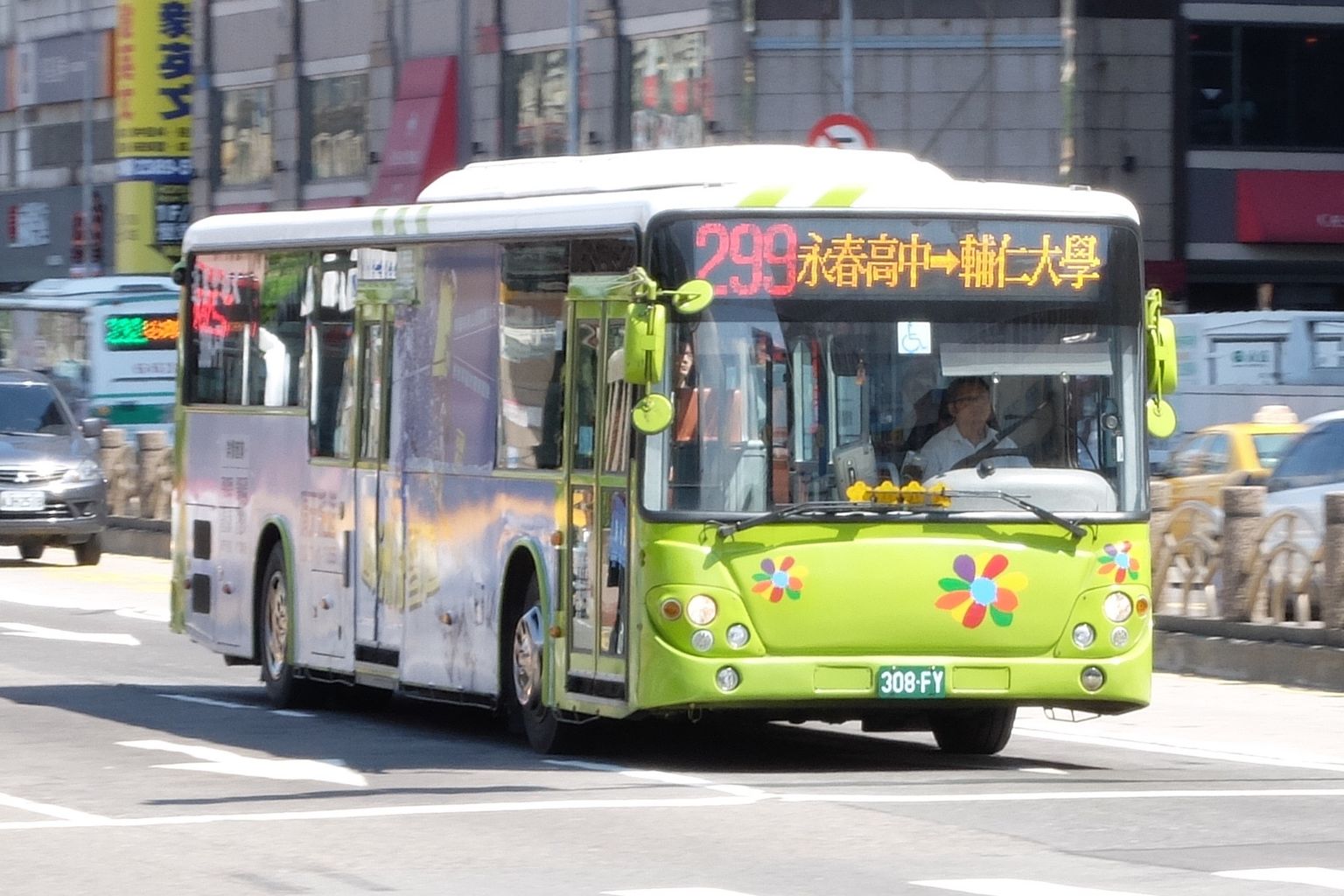 乘客控訴大都會客運299線公車（圖非事發公車）發生事故導致摔傷，客運公司卻疑似推責。（翻攝畫面）