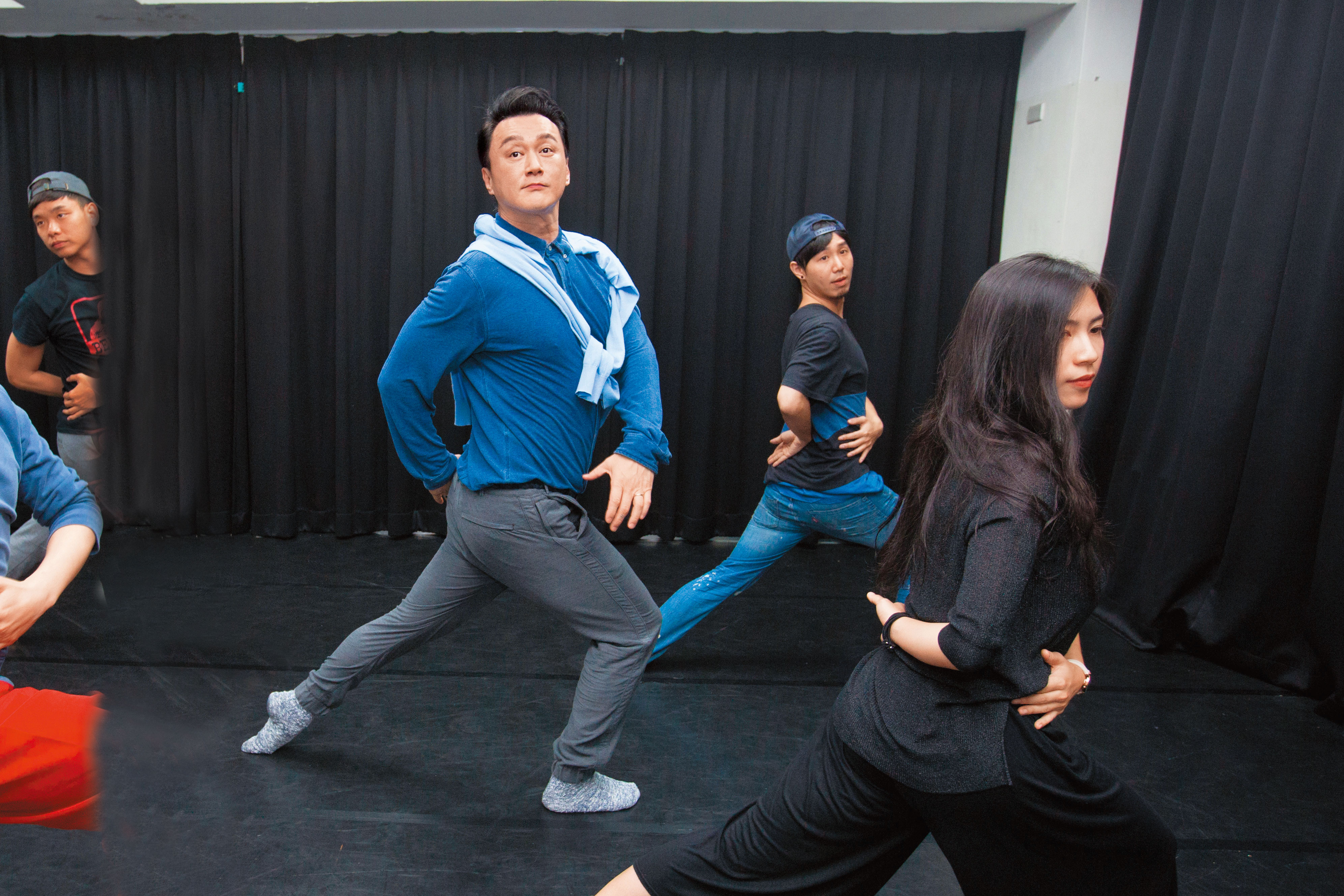 何篤霖身材挺拔，加上硬底子芭蕾舞身段，不管站在哪裡都是焦點。