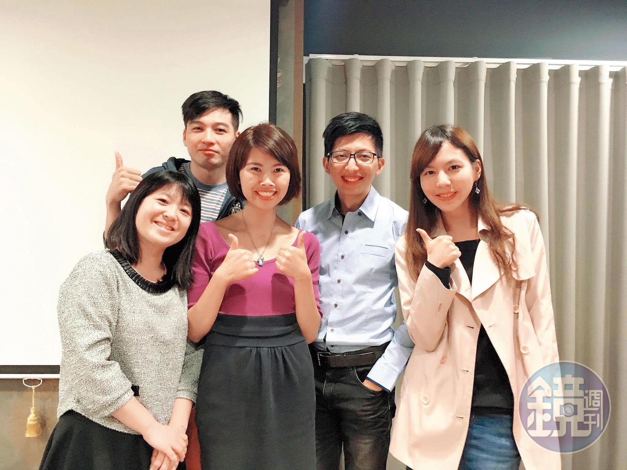 許多上過邱愛莉(右3)課程的學生,也搖身變成房產投資達人。