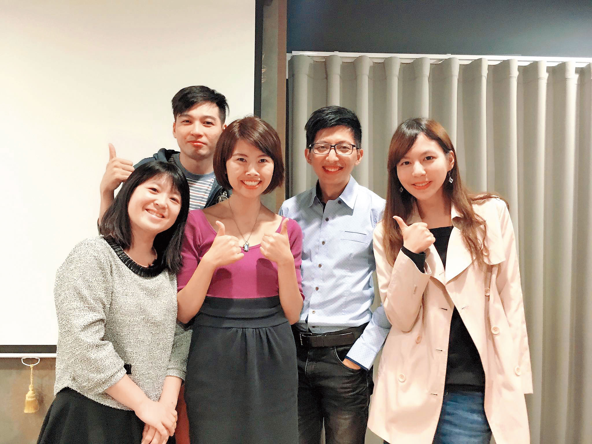許多上過邱愛莉（右3）課程的學生，也搖身變成房產投資達人。