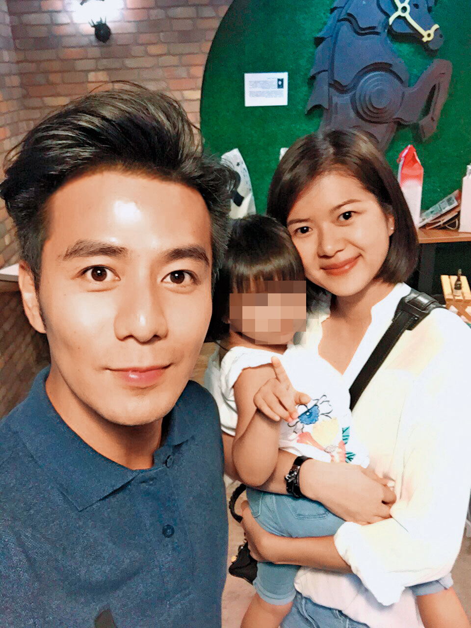郭彥均和老婆瑋珊愛情長跑十年、結婚五年，期間從安坑小宅一路換到新店大宅，苦盡迎甘來。（郭彥均提供）