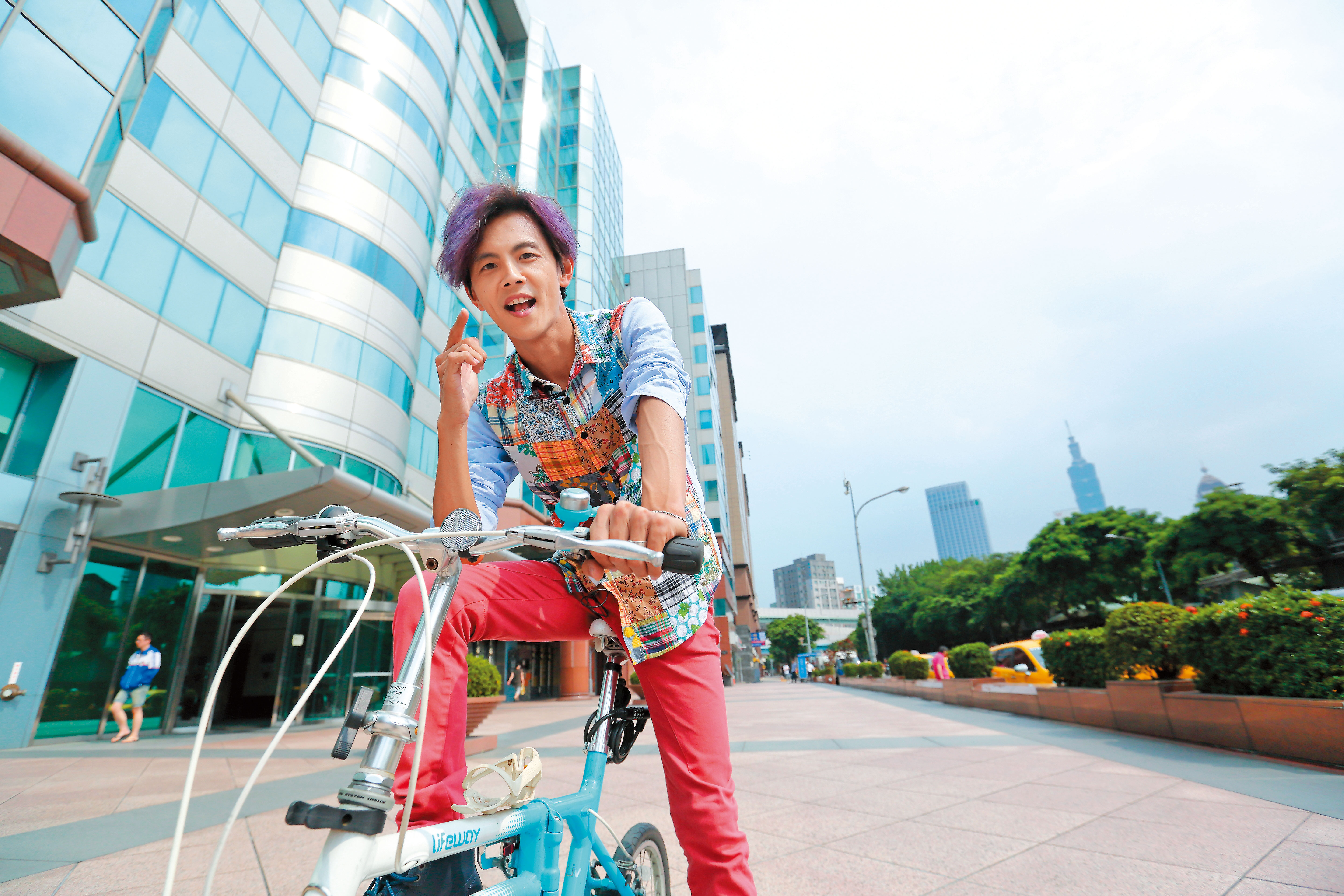 阿翔在台北市區跑通告，不開大車，愛騎鐵馬。