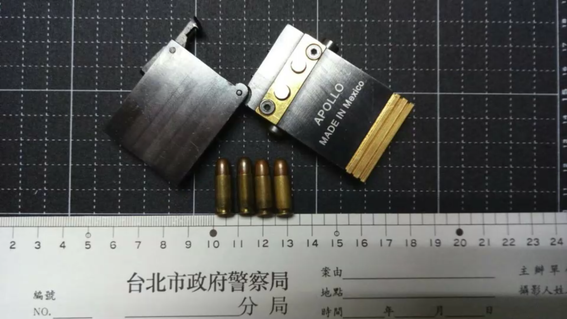 警方於新北市汐止區招商街逮獲一名李嫌藏有罕見「墨西哥製名片型手槍」1枝與8厘米子彈4發。（警方提供）