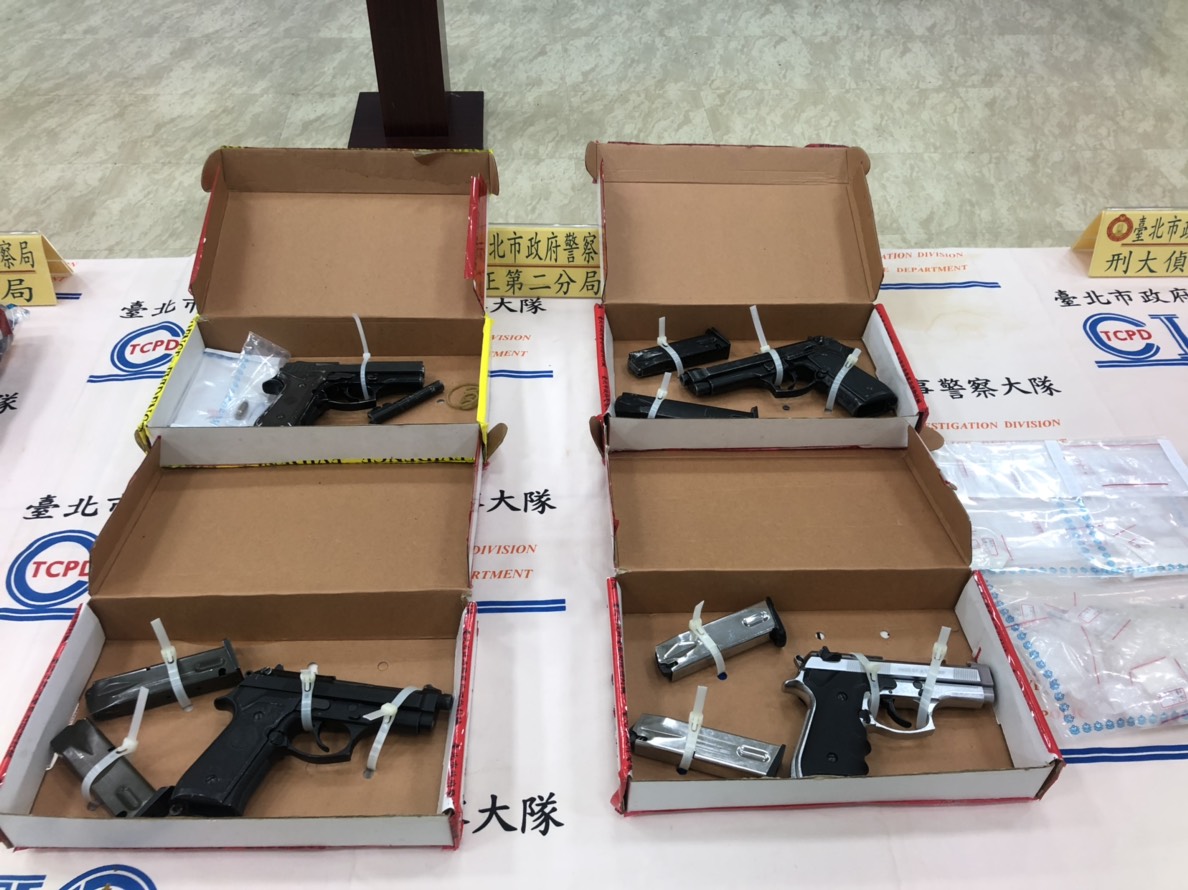 北市警局本月起在台北市、新北市等地共查獲非法改造槍械11枝、子彈191顆、改造工具及各級毒品等案件。（警方提供）
