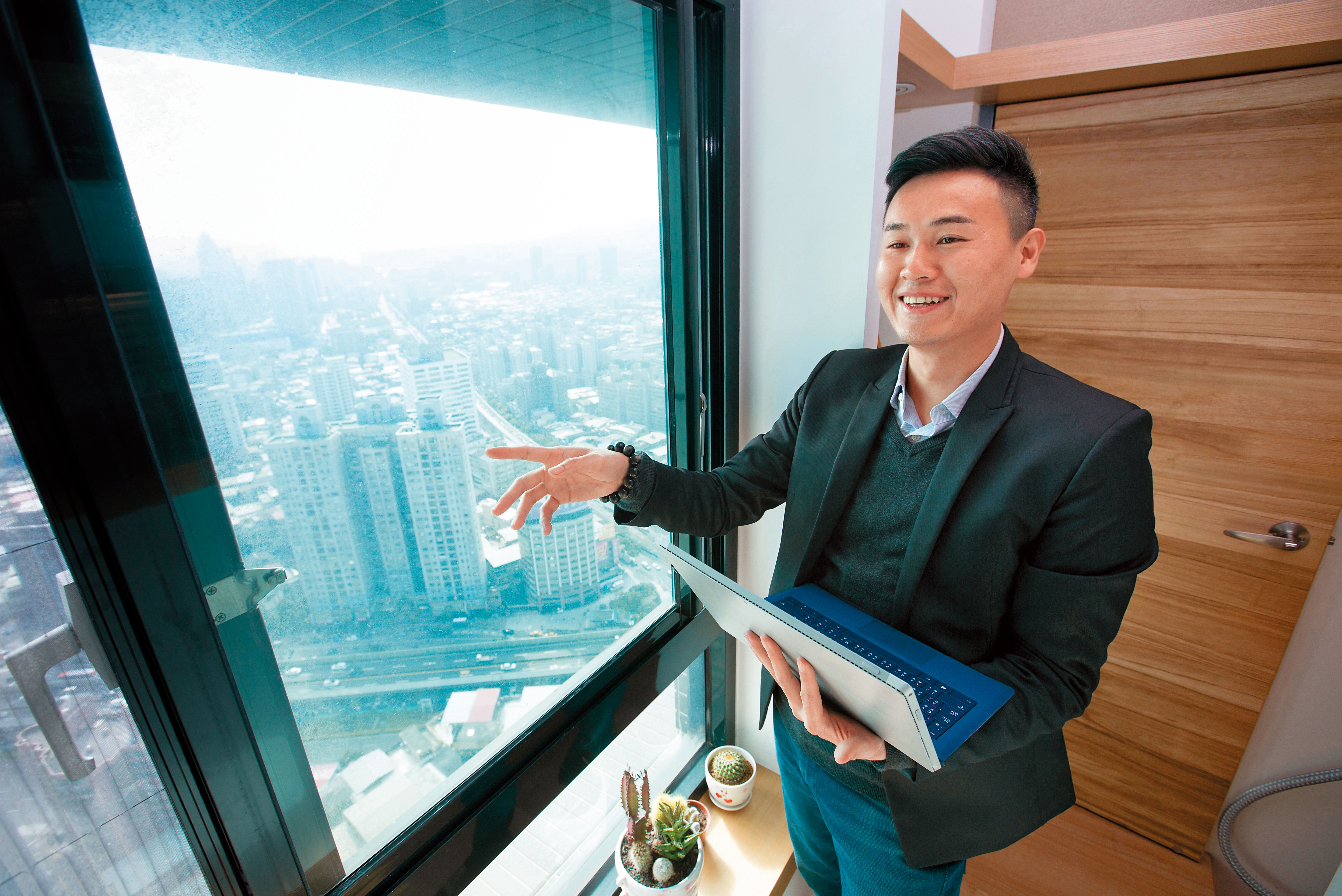 洪榮志擔任過房仲、土開業務、代銷等職務，用投入相關工作的時間換取房產實戰經歷。