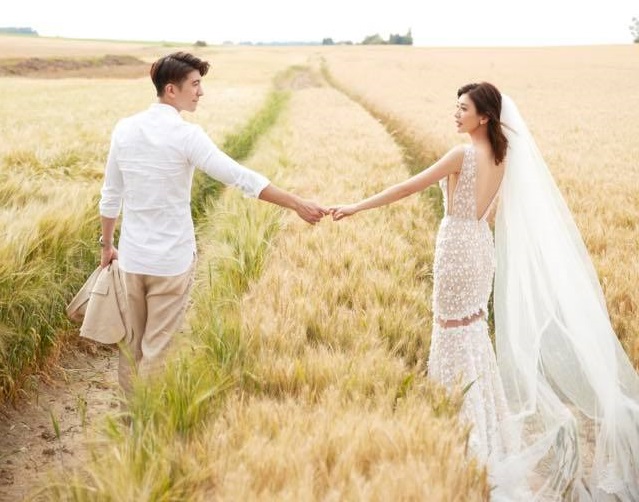 賈靜雯與修杰楷週日將在峇里島舉辦婚禮，美麗婚紗照今（22日）曝光。（翻攝自賈靜雯臉書）