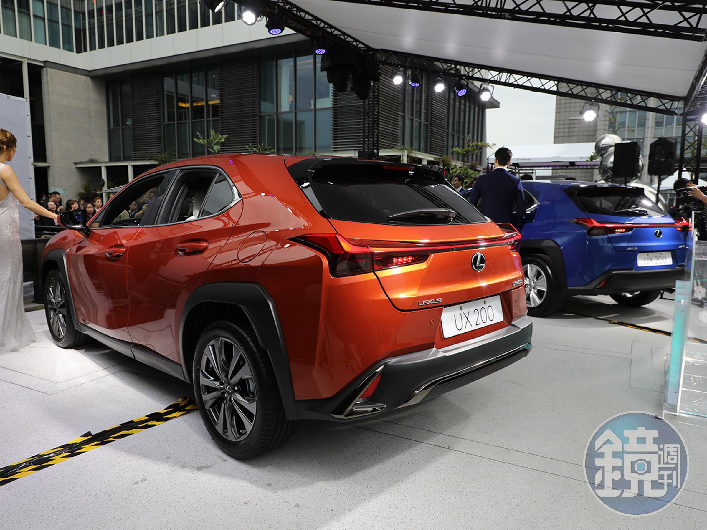 LEXUS UX的車尾燈組是由120個LED燈組成。