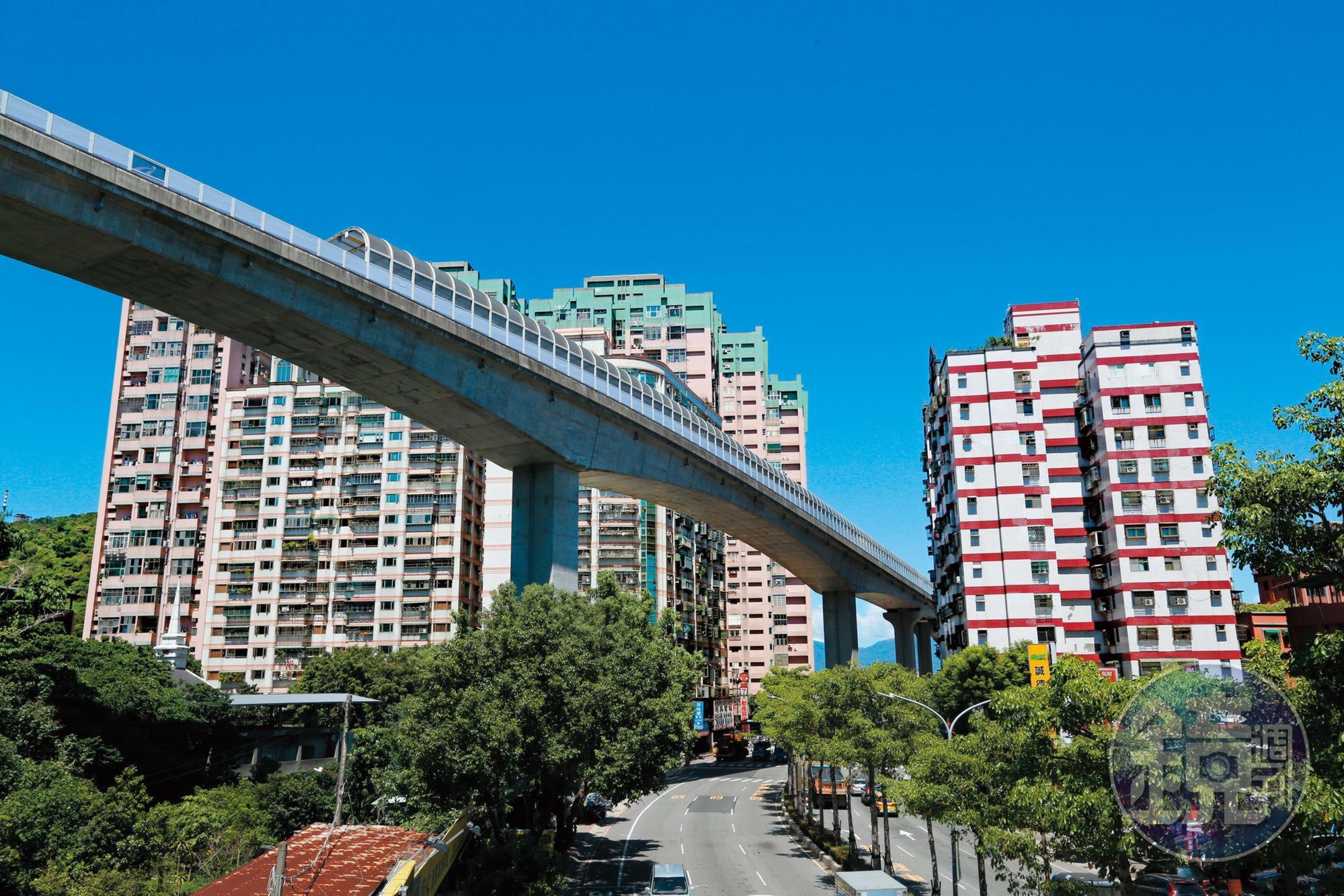 倘若預算有限，可以捷運站為出發點，選擇走路需10分鐘以上距離的物件，單價較低。
