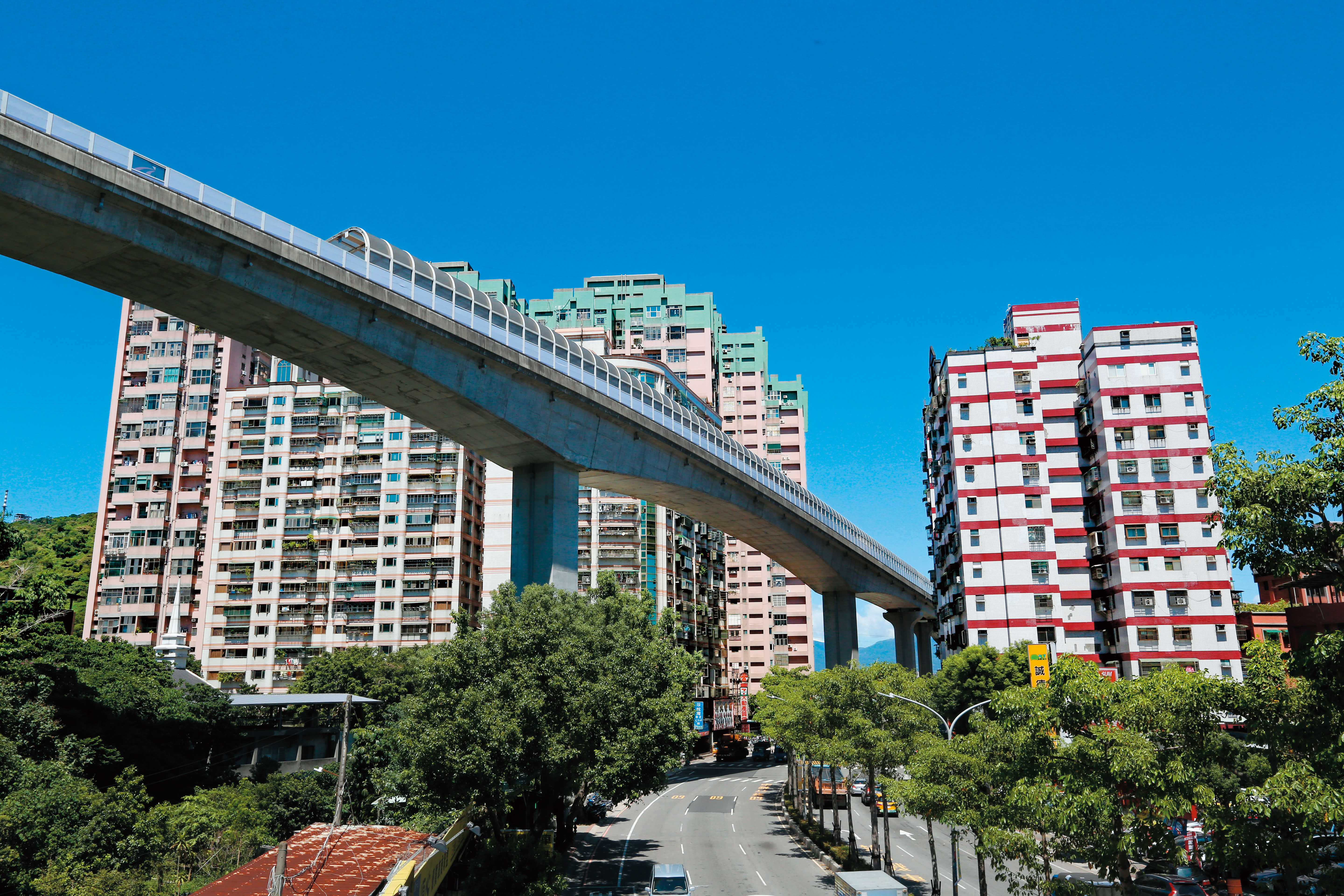 倘若預算有限,可以捷運站為出發點,選擇走路需10分鐘以上距離的物件,單價較低。