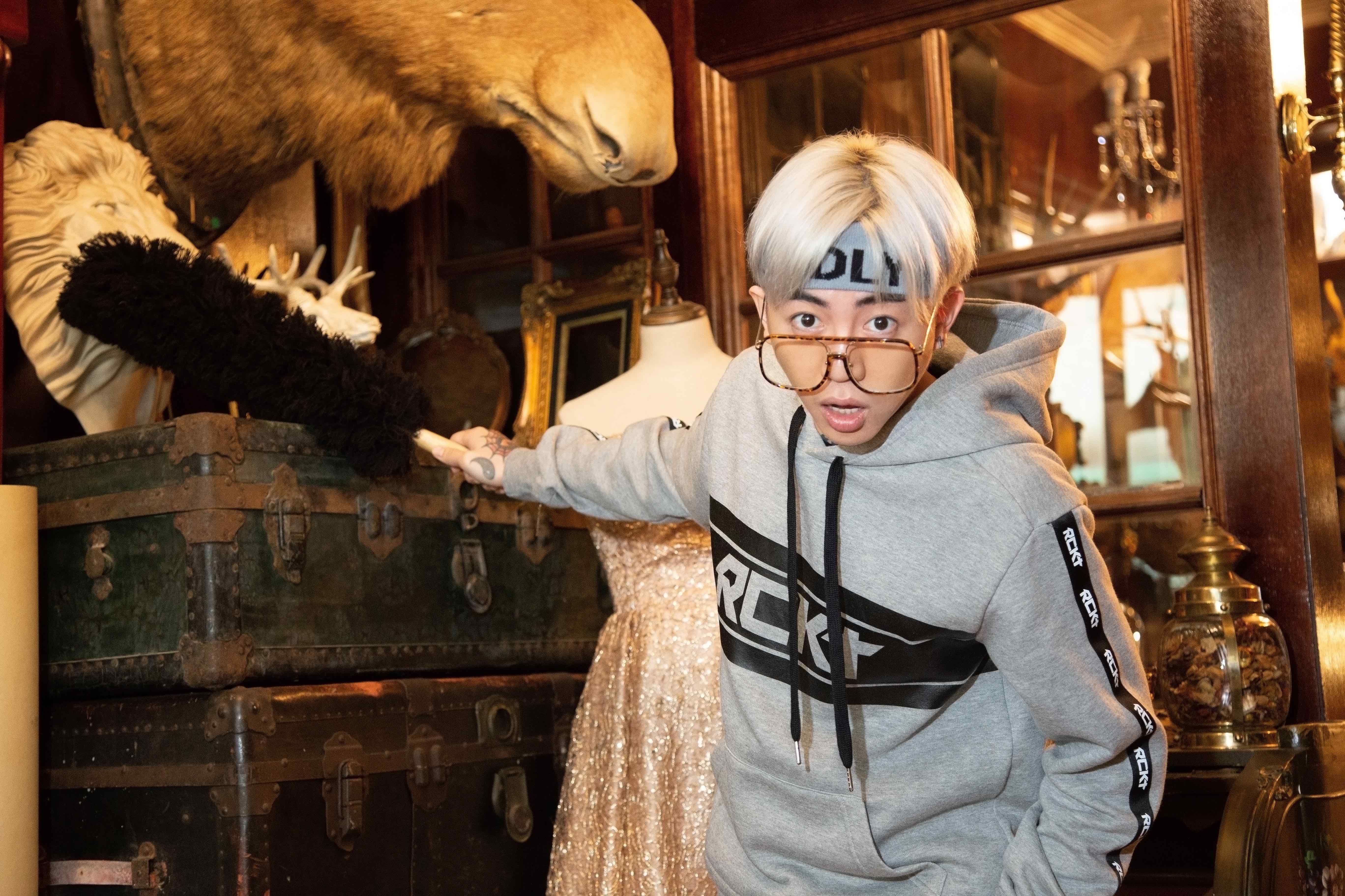 謝和弦在〈像水一樣〉MV中,化身崇拜李小龍的古董店宅男店員。(華納唱片提供)