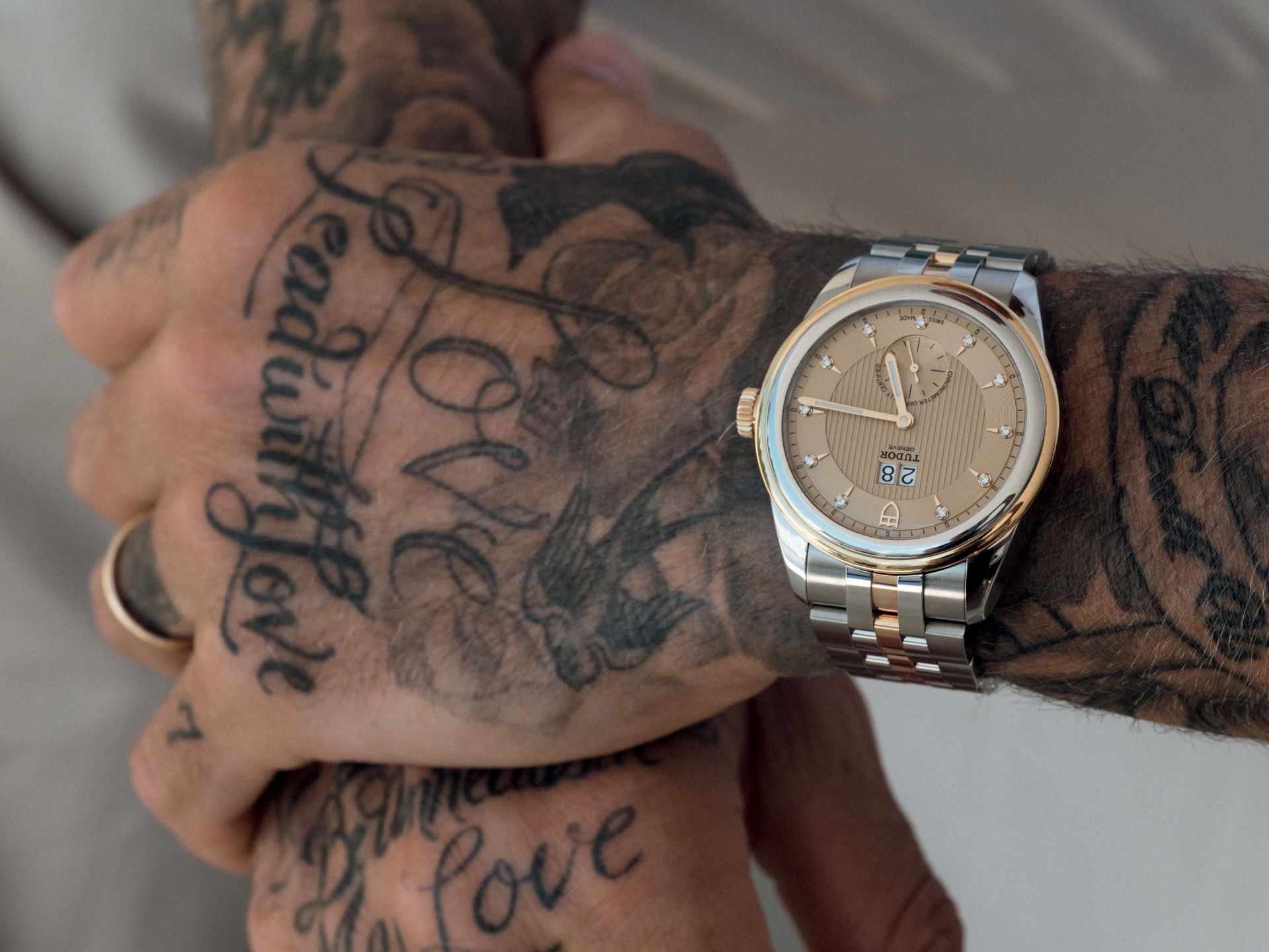 貝克漢滿是刺青的手臂，佩戴一款斯文的dress watch，呈現出更大的反差。反而有一種獨特的魅力。錶款是TUDOR Glamour Double Date大日曆半金錶款。售價未定。