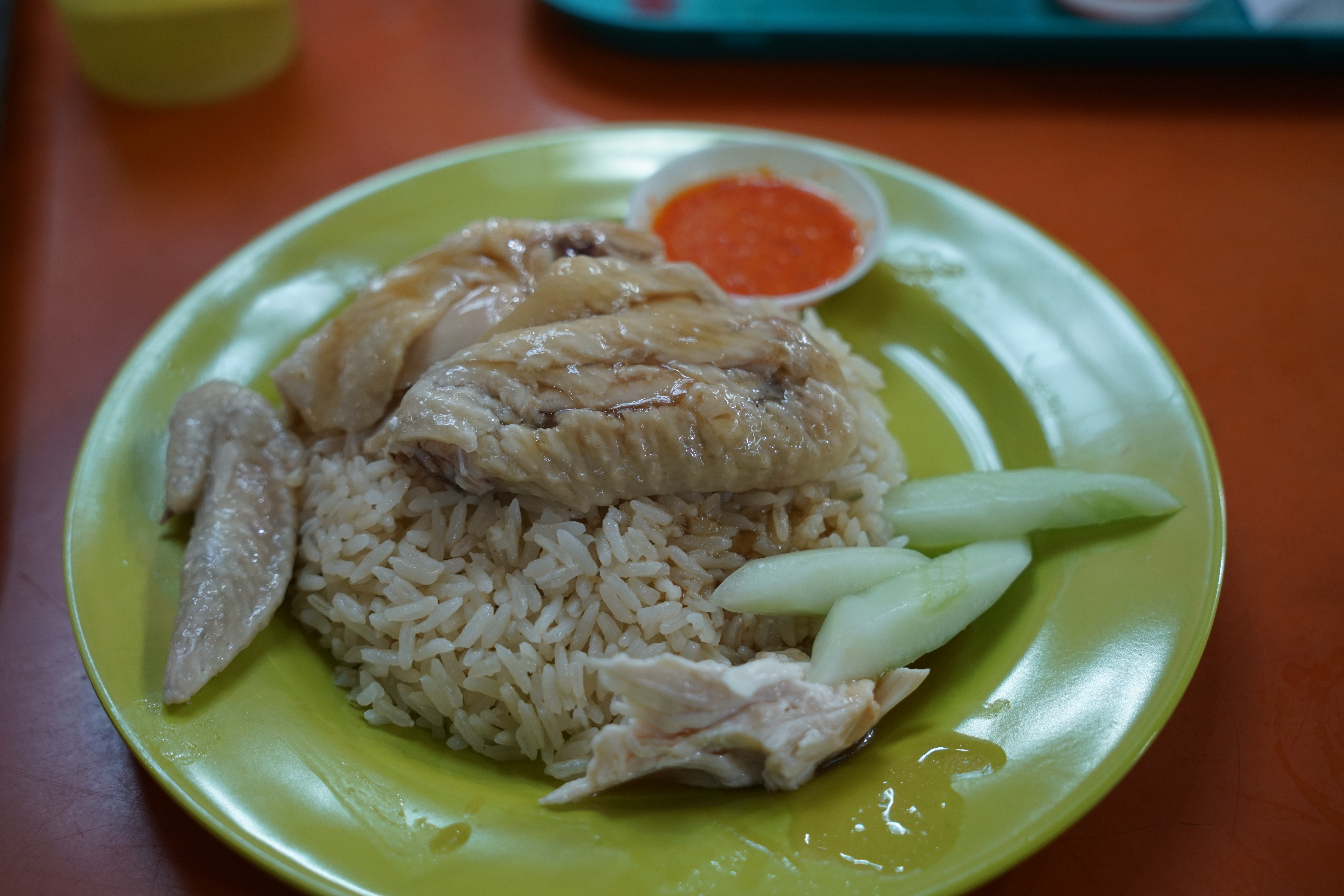 「天天海南雞飯」的「香滑雞飯」揚名國際，吸引各國遊客來朝聖。（3.5元新幣，約NT$80／小份）