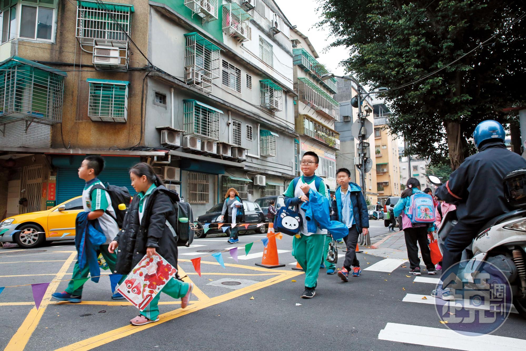 除了細看屋況以外，周邊的生活機能也別忽視，例如學校、市場等，先為第一印象打分數。