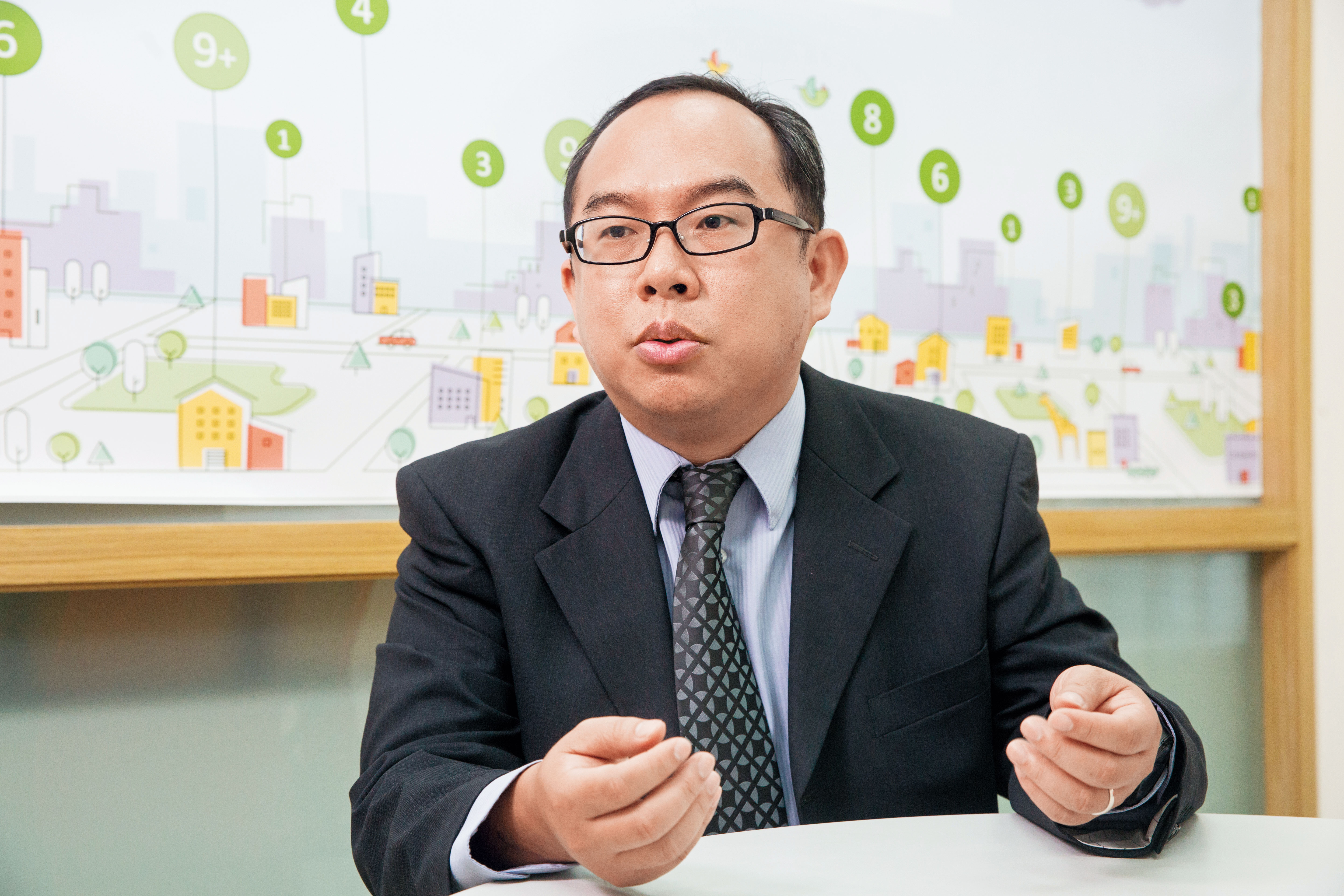 屋比趨勢研究中心總監陳傑鳴建議,購屋前善用房屋比價網等資訊,能大概看出行情與底價。
