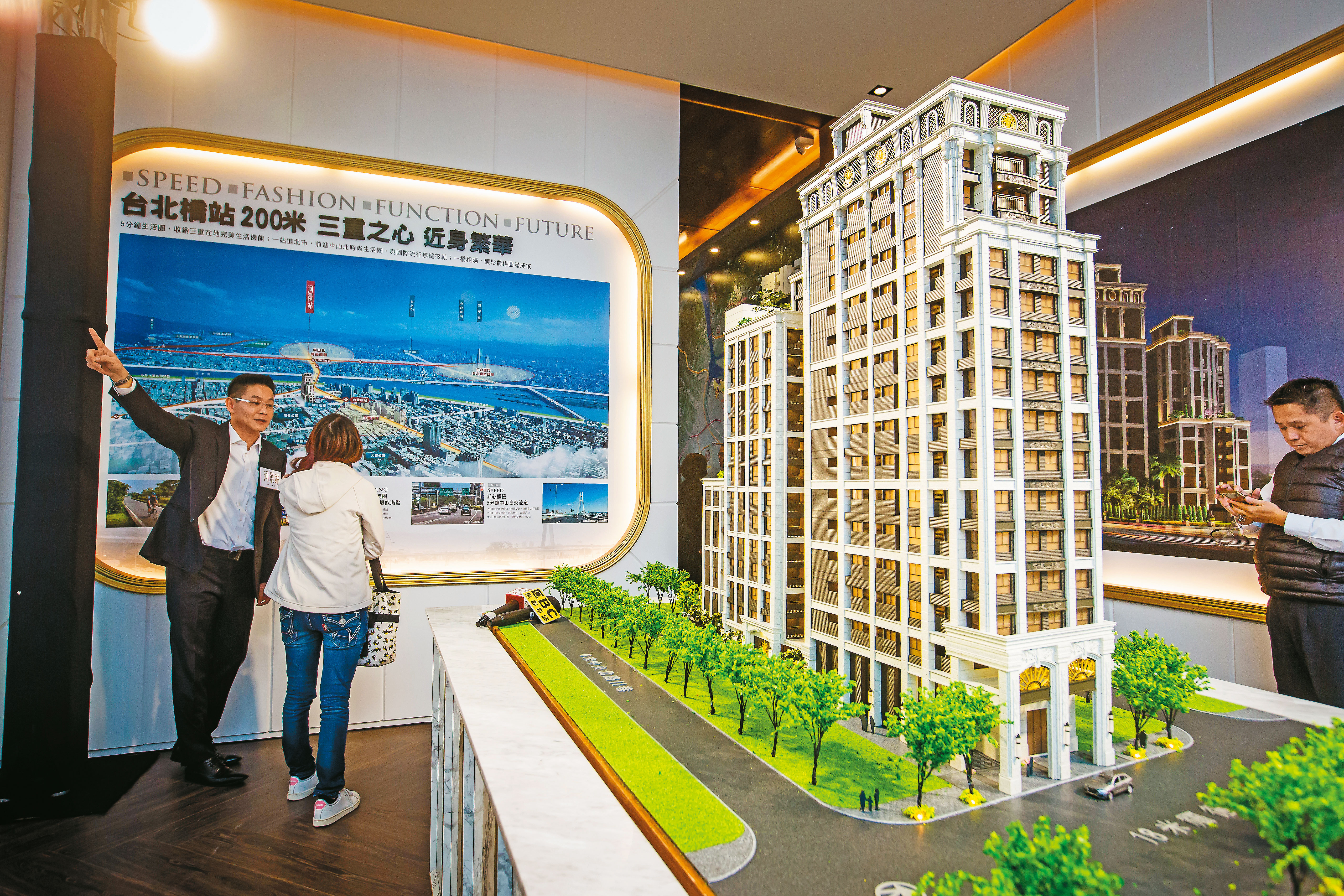 與代銷業者、仲介或屋主談判時，應掌握行情價，從中擬定不同方案，才不會被各種話術牽著走。