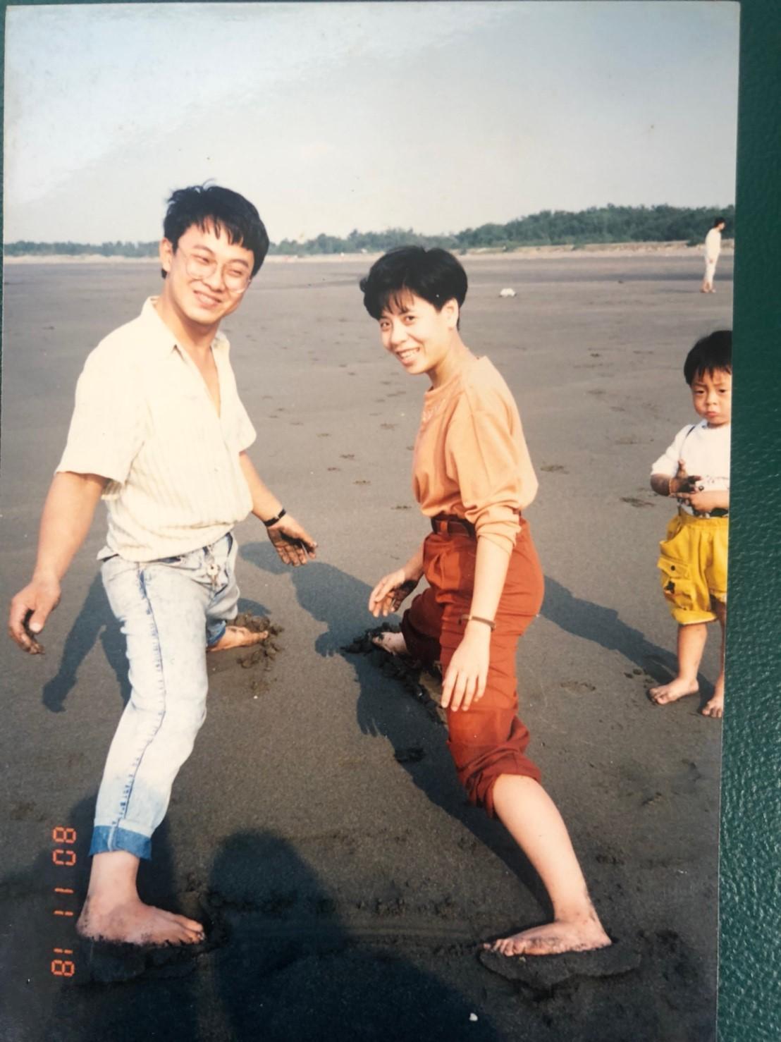 董事長王文全與太太魏淑蓮是彼此的初戀,2人個性互補互助,扶持彼此走過30多年。(大誠保經提供)