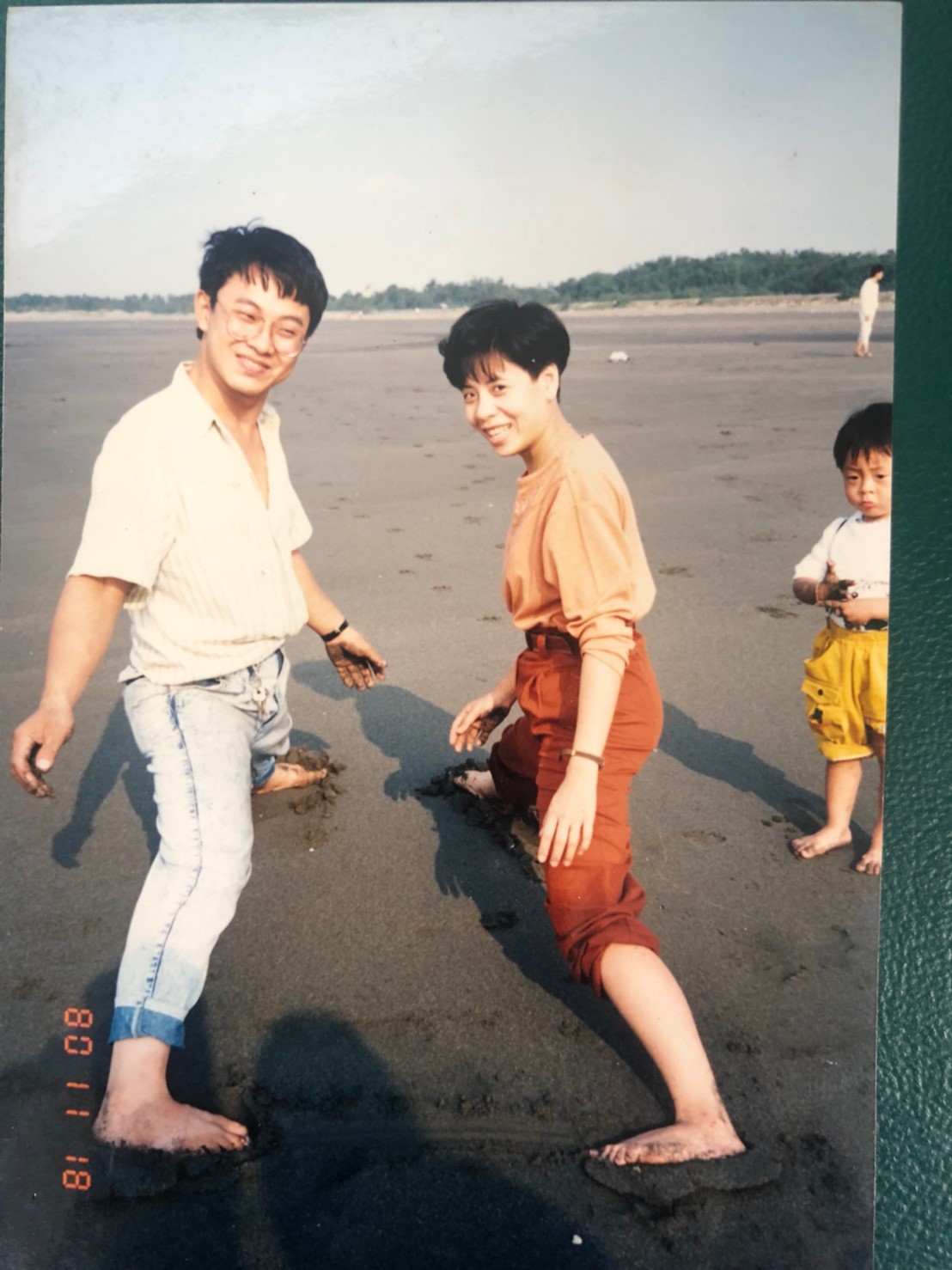 董事長王文全與太太魏淑蓮是彼此的初戀,2人個性互補互助,扶持彼此走過30多年。(大誠保經提供)
