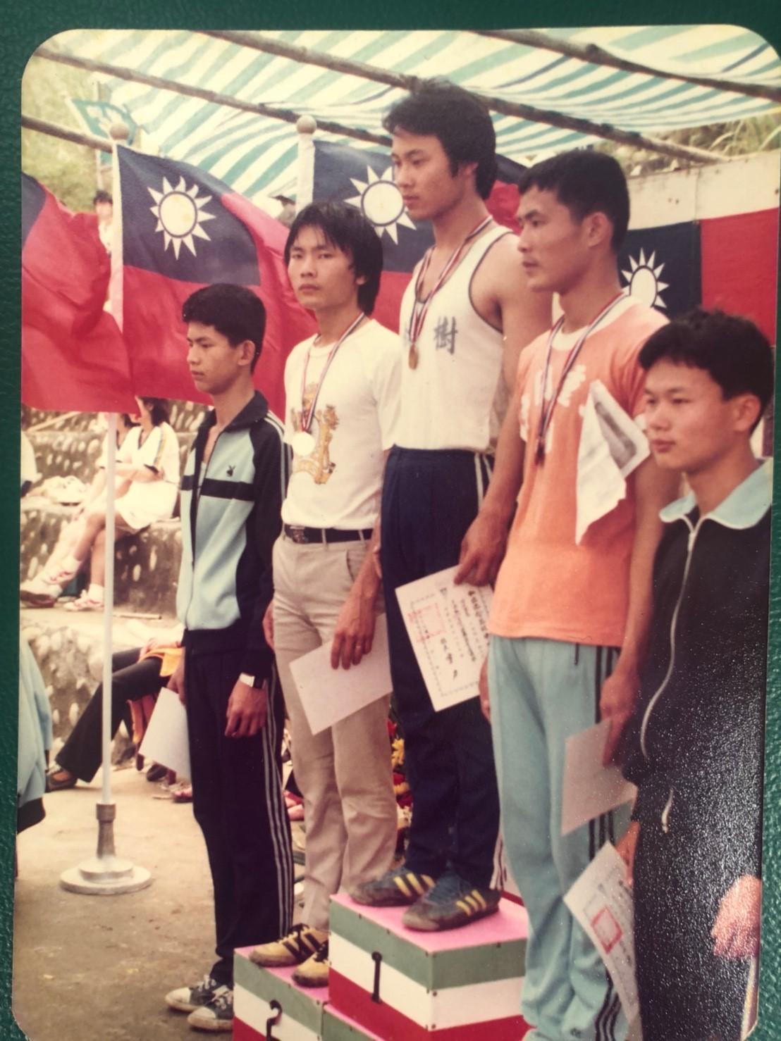 從小就是田徑強手，王文全（中）還曾破過北縣800公尺速度記錄。（大誠保經提供）