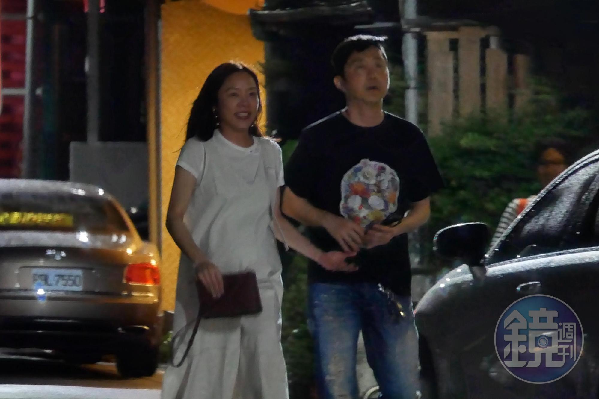 哈林(右)對孕妻張嘉欣呵護備至。