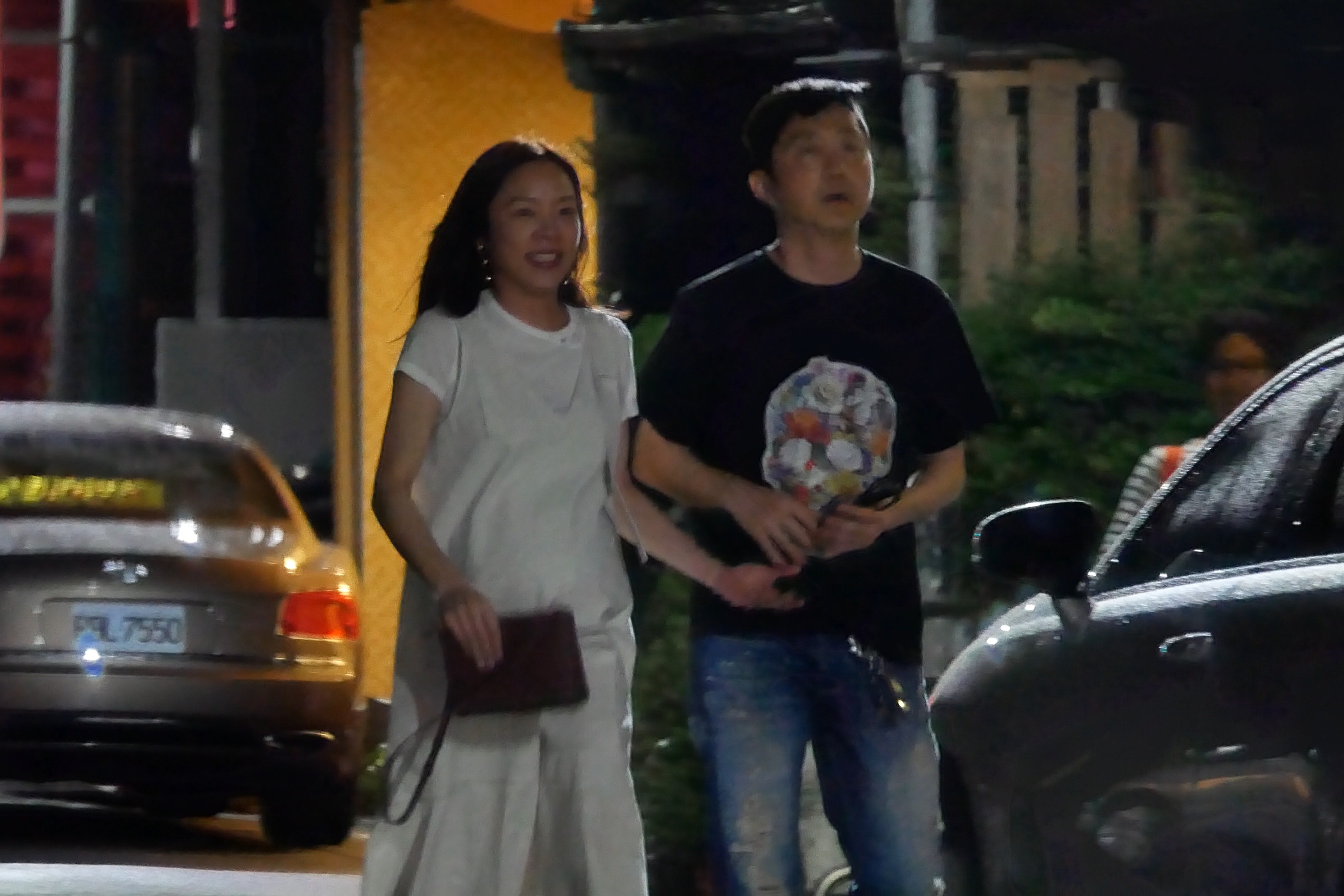 哈林（右）對孕妻張嘉欣呵護備至。