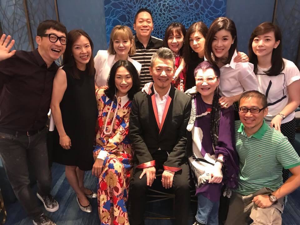 哈林夫妻（左1、左2）經常共同出席朋友聚會，感情緊密。（翻攝自柯震東爸爸臉書）