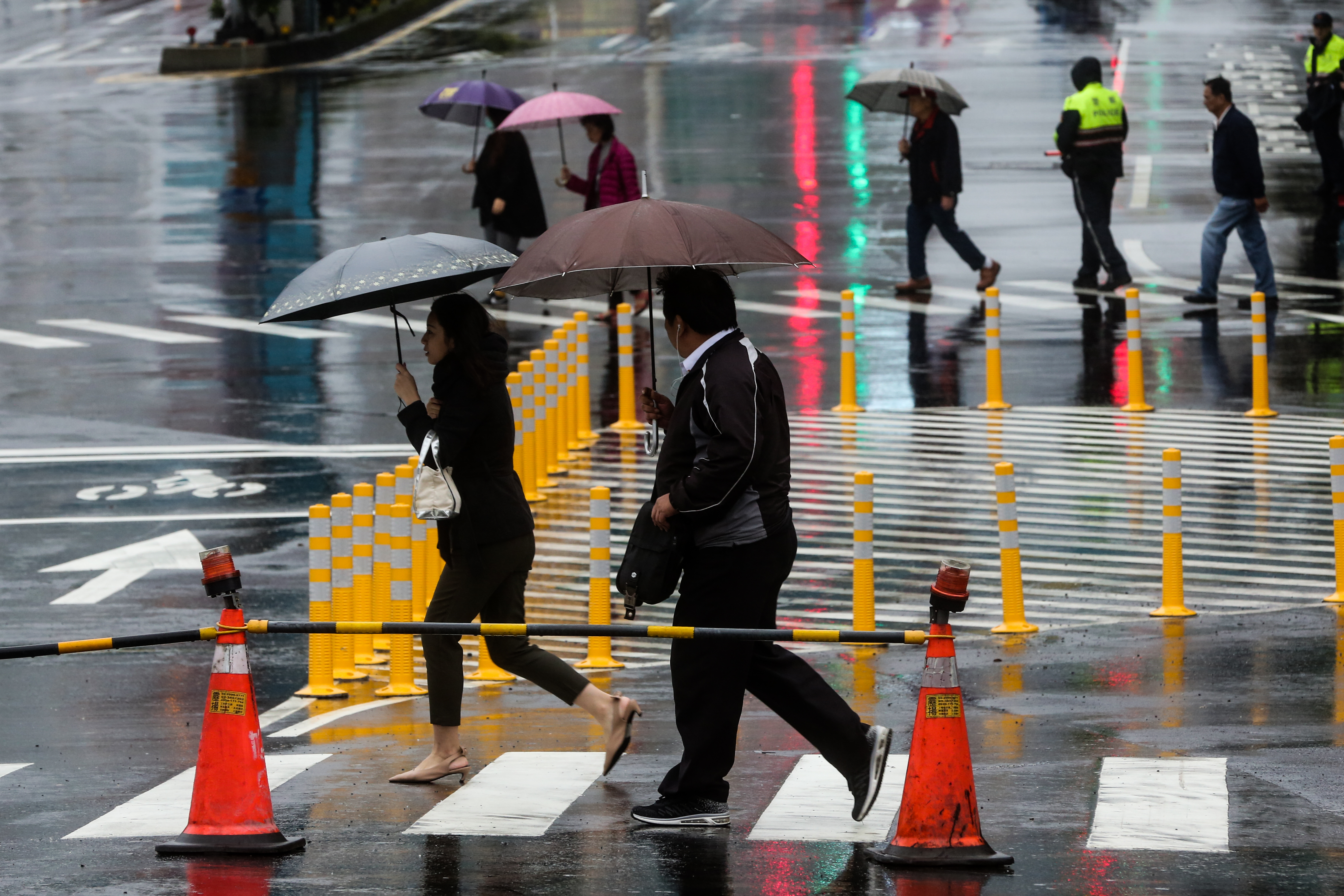 今仍受東北季風影響，北部和東半部有局部短暫雨，高溫有21～23度。