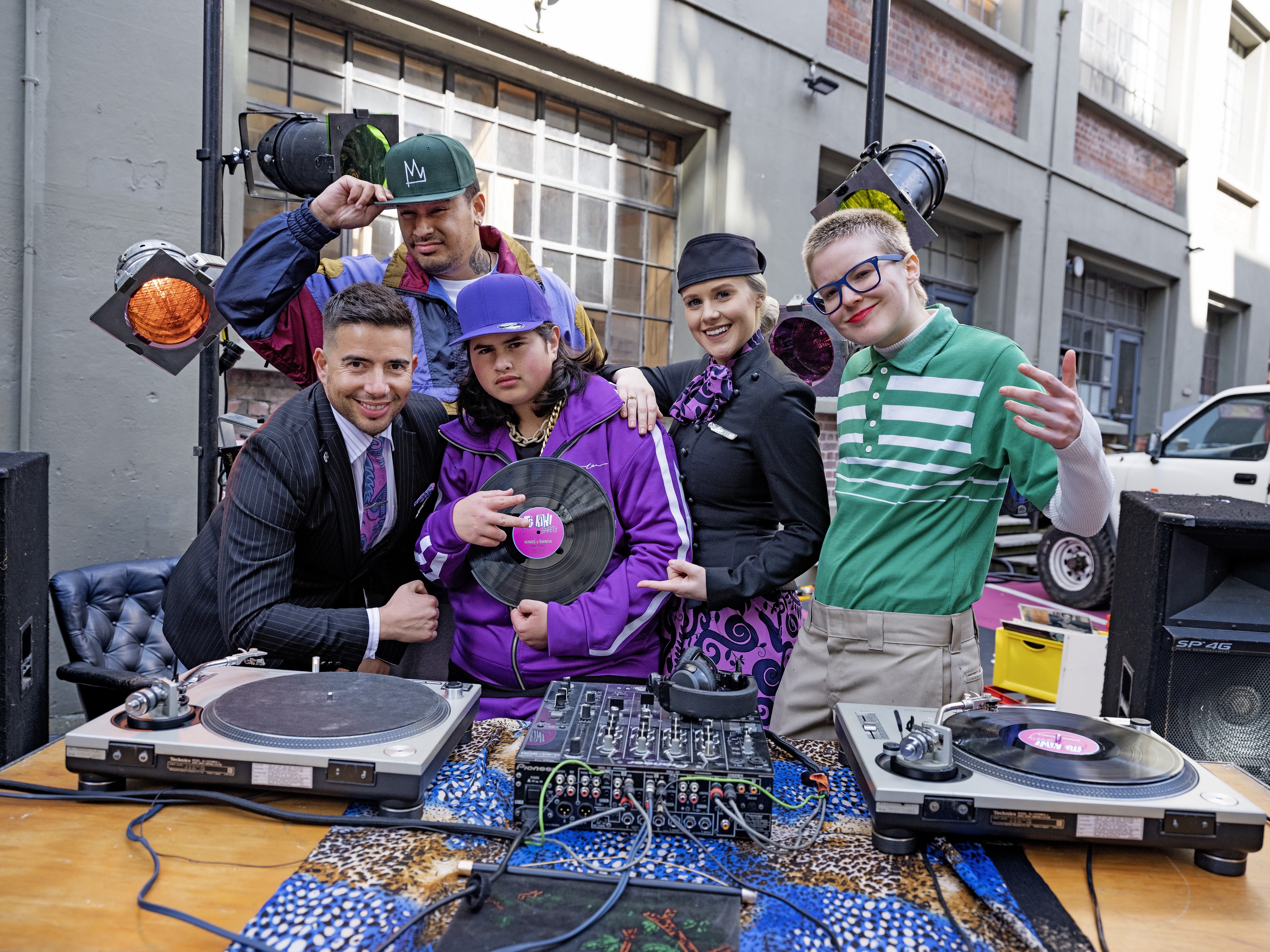 紐西蘭航空在最新的飛行安全宣導短片裡大玩嘻哈饒舌風。（紐西蘭航空提供）