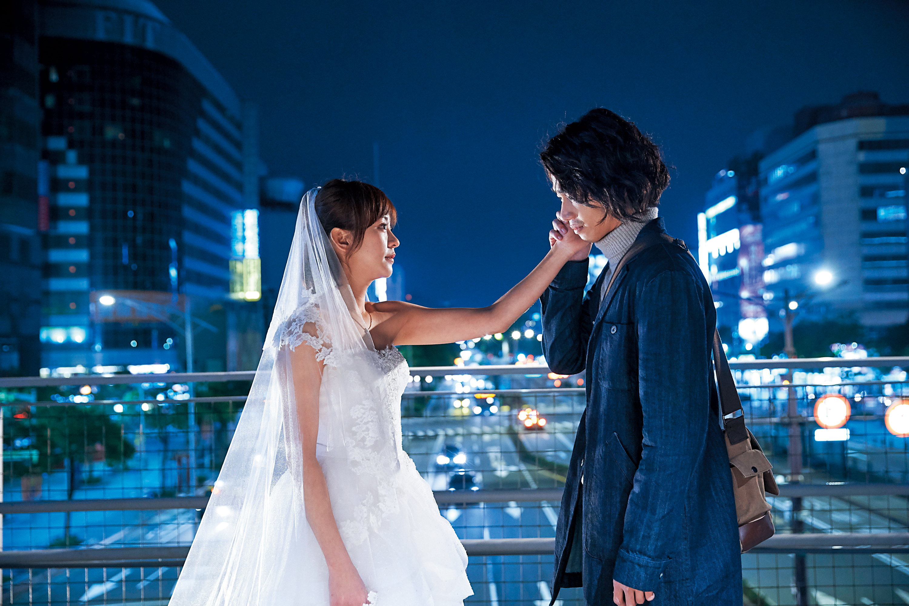 陳意涵（左）、劉以豪為《比悲傷更悲傷的故事》展現年輕、溫暖且催淚的演技。（傳影互動提供）