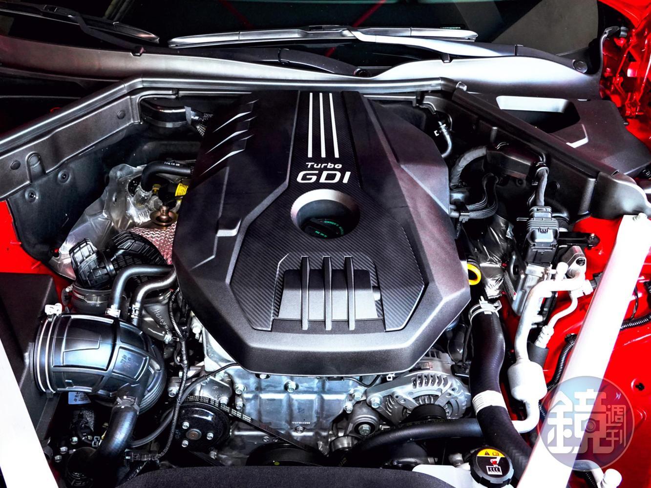 Stinger 3.3T GT AWD搭載性能更為強悍的3.3升V6雙渦輪增壓缸內直噴引擎的最大馬力達370hp,52kgm的峰值扭力自1300轉至4500轉持續湧現,官方宣稱 0-100 公里加速僅需 4.9 秒。