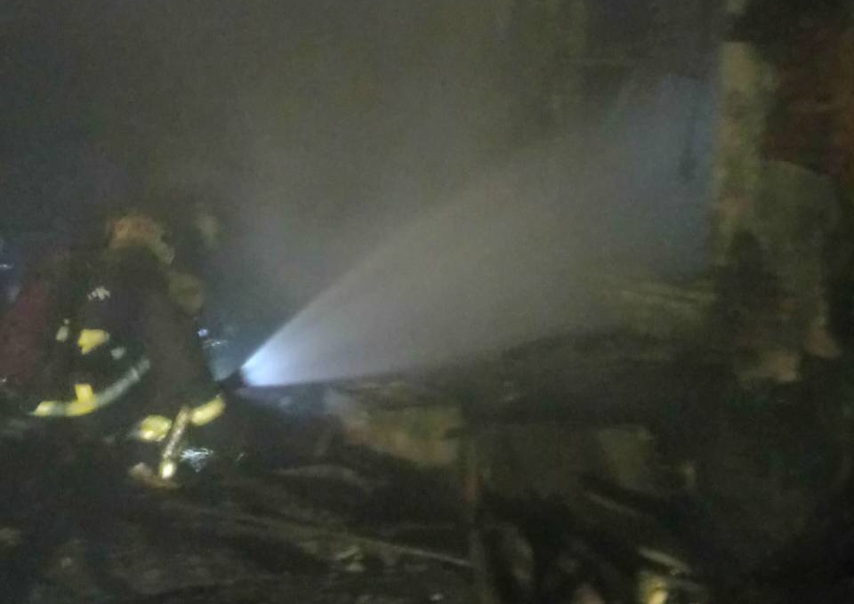 疑似行動電源起火，現場被燒得面目全非。（翻攝畫面）