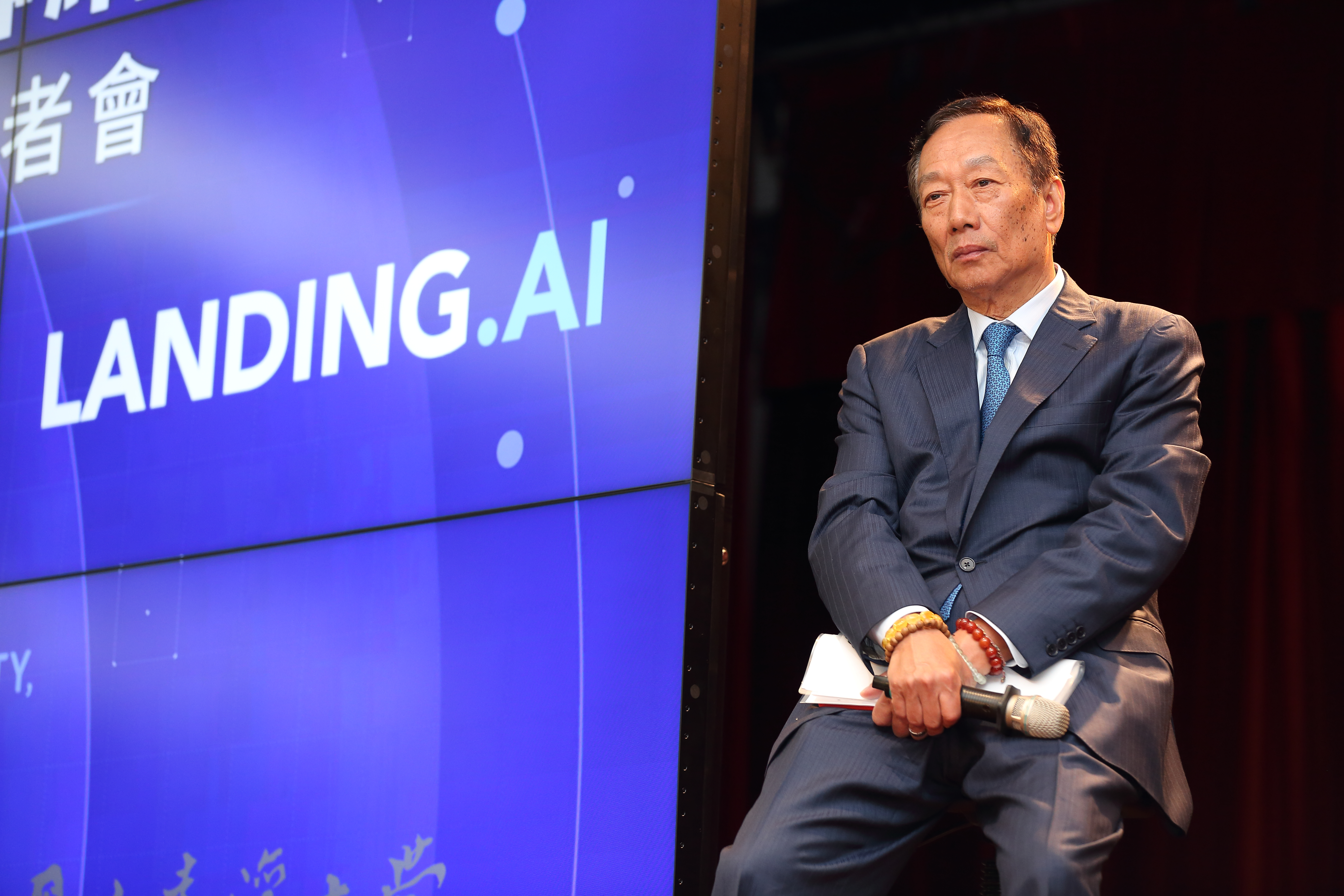 蘋果iPhone新機賣不好，連帶讓身為蘋果最大代工廠的鴻海被看衰，鴻海集團董事長郭台銘先一步看到明年景氣，決定撙節開支。