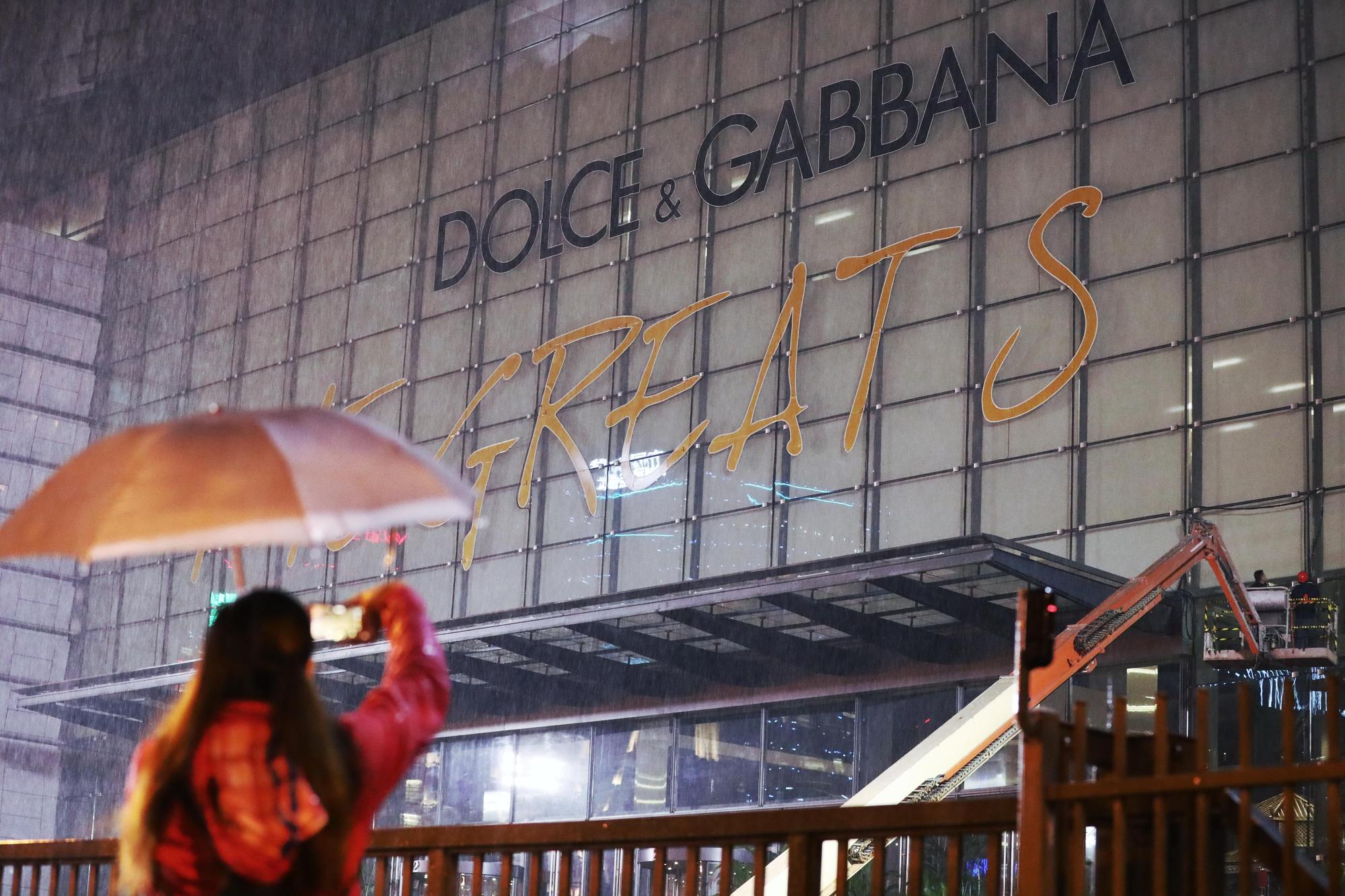 Dolce&Gabbana取消上海大秀，工作人員連夜拆除舞台。（東方IC）