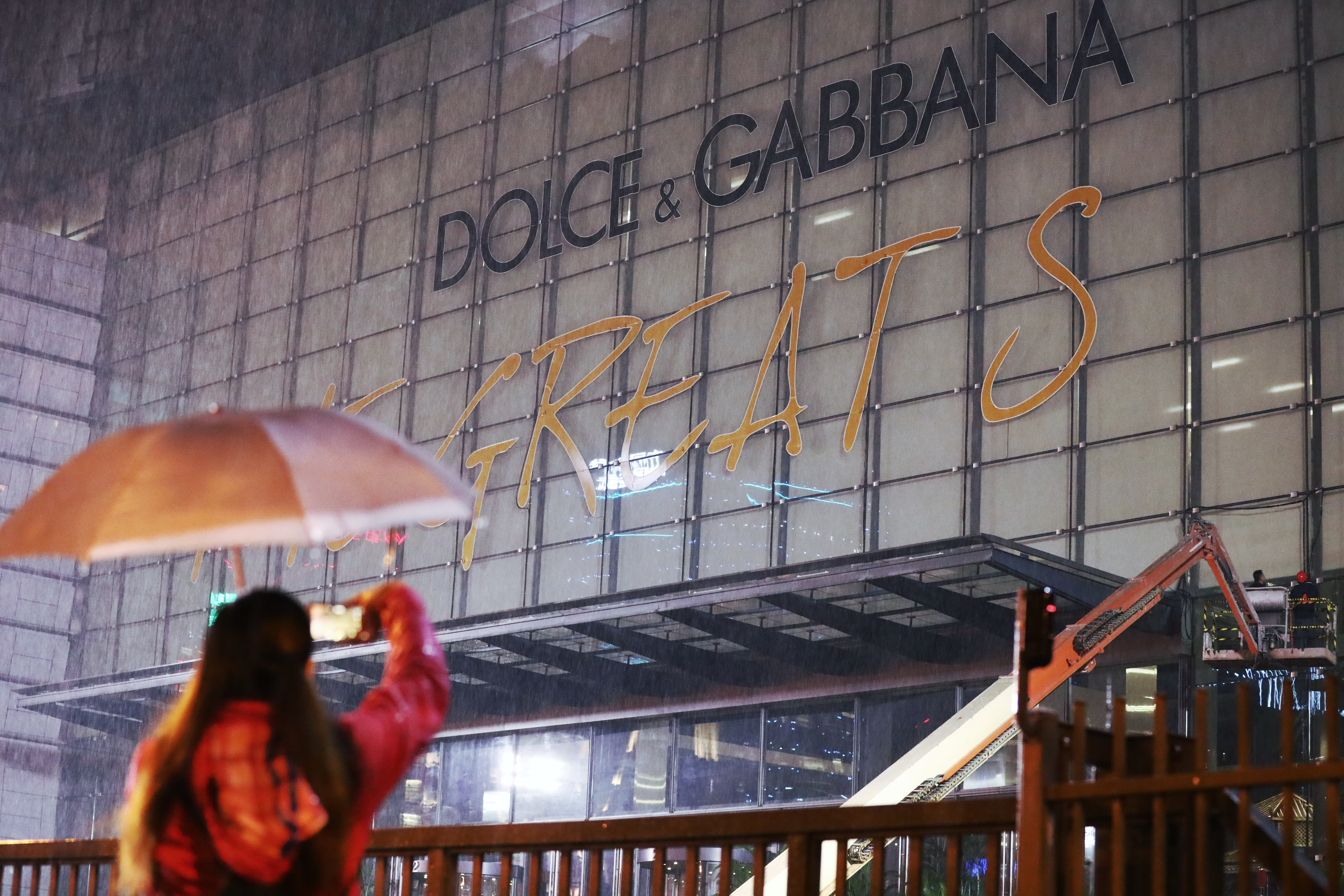 Dolce&Gabbana取消上海大秀，工作人員連夜拆除舞台。（東方IC）