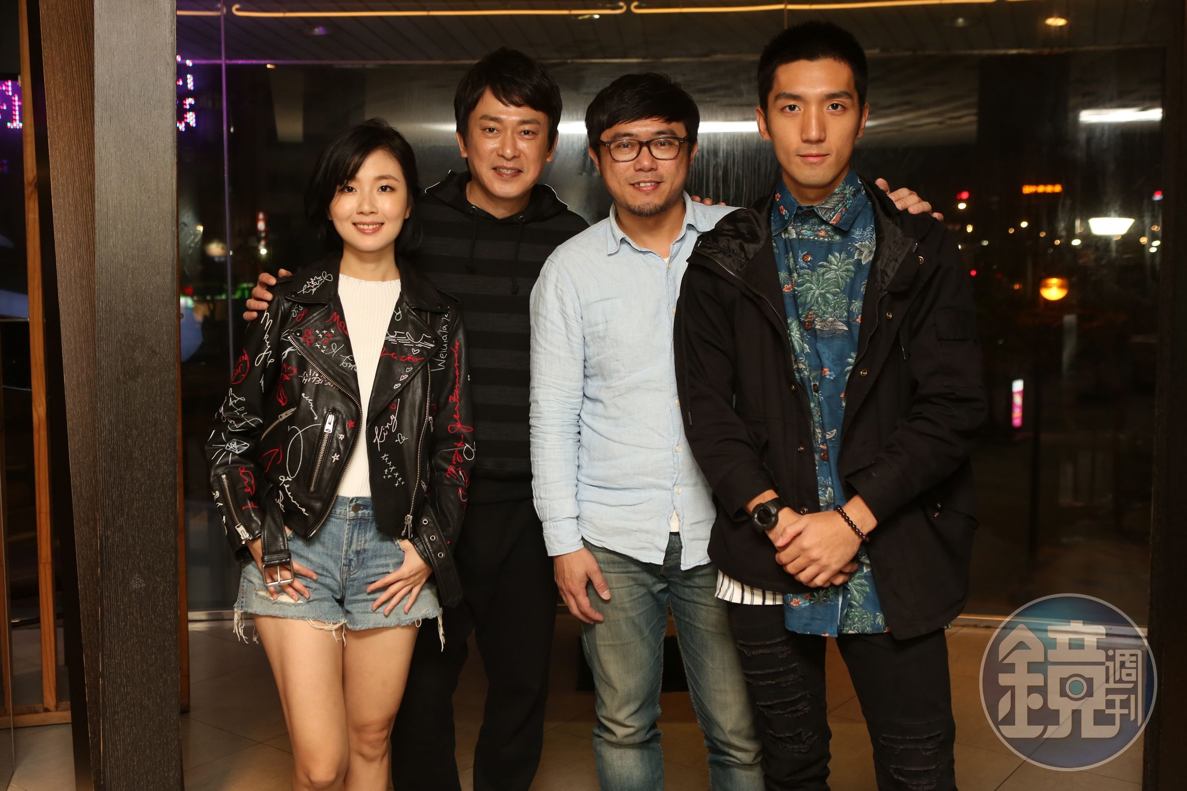 王識賢與許安植（左1）飾演父女，一場呼巴掌戲打到她嘴角流血，導演廖士涵（右2）想摸臉安慰她卻摸錯邊。右一為原騰。（mm2滿滿額娛樂提供）