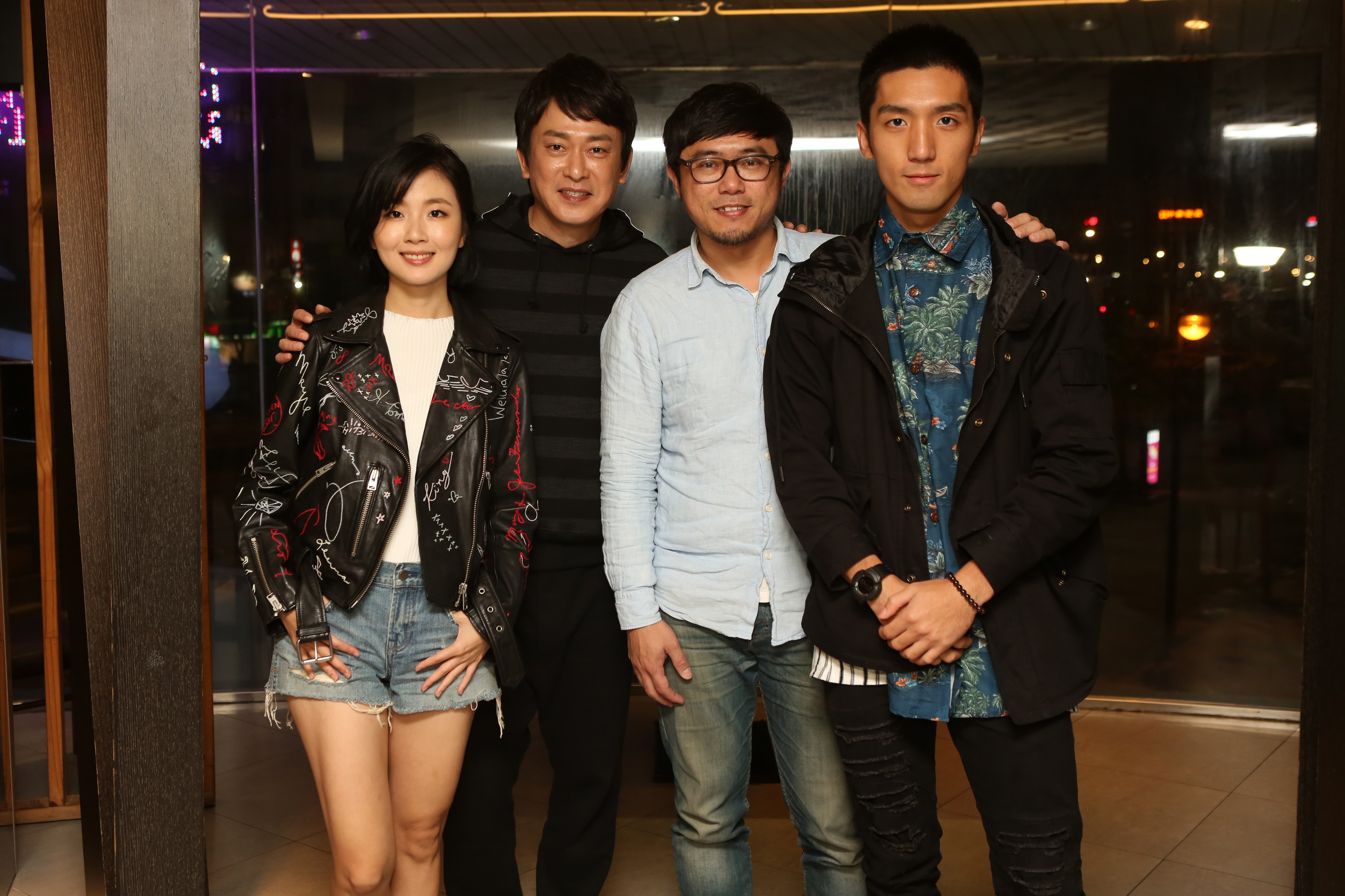 王識賢與許安植（左1）飾演父女，一場呼巴掌戲打到她嘴角流血，導演廖士涵（右2）想摸臉安慰她卻摸錯邊。右一為原騰。（mm2滿滿額娛樂提供）