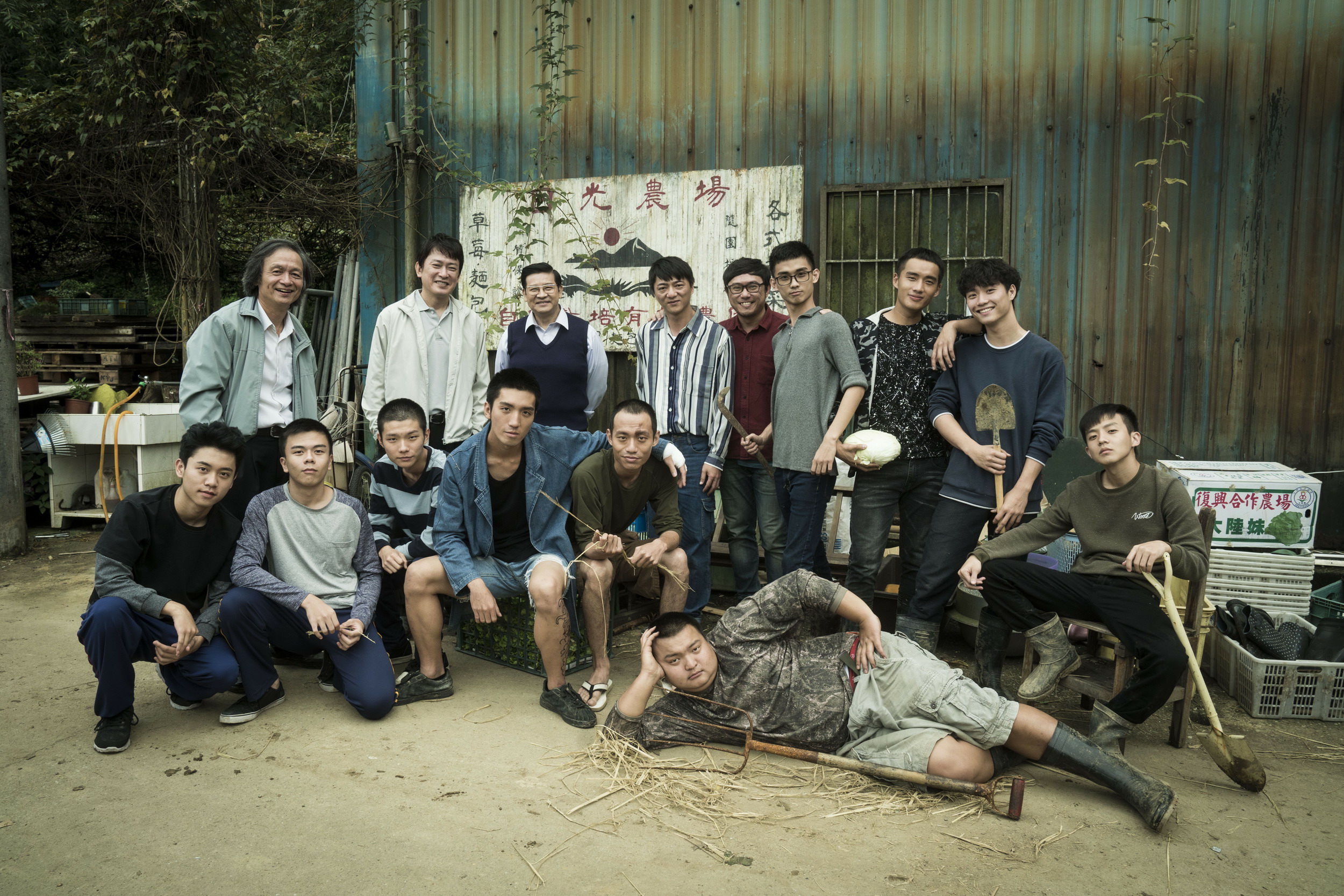 《樂園》改編收容更生人「向日農場」主人許有勝的故事，除了王識賢演出他的故事外，還有許多年輕演員演出更生人。 （mm2滿滿額娛樂提供）