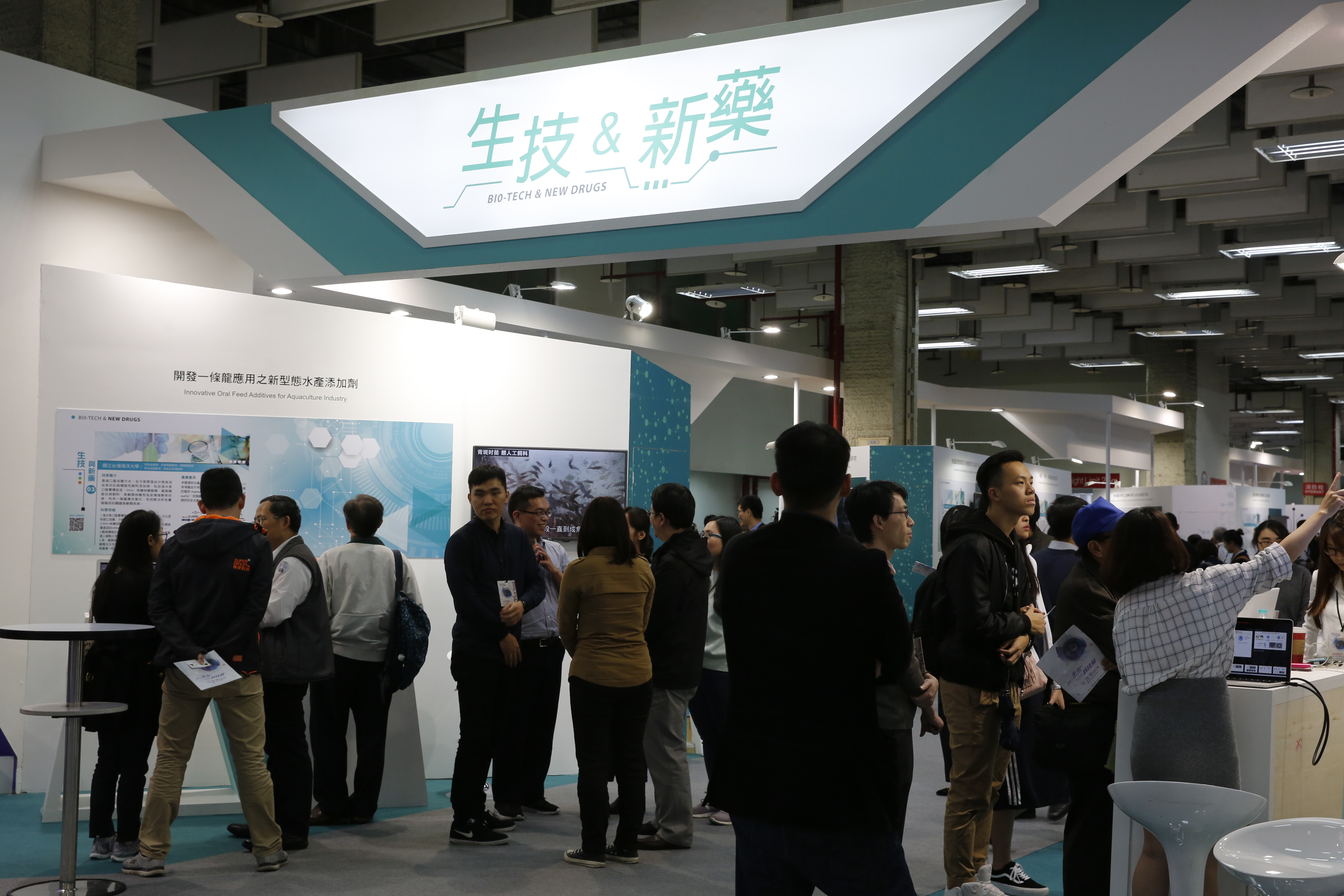 專家表示，生技公司在挑選上，盡量鎖定可執行臨床實驗三期並拿到藥證的大型公司，風險相對低。