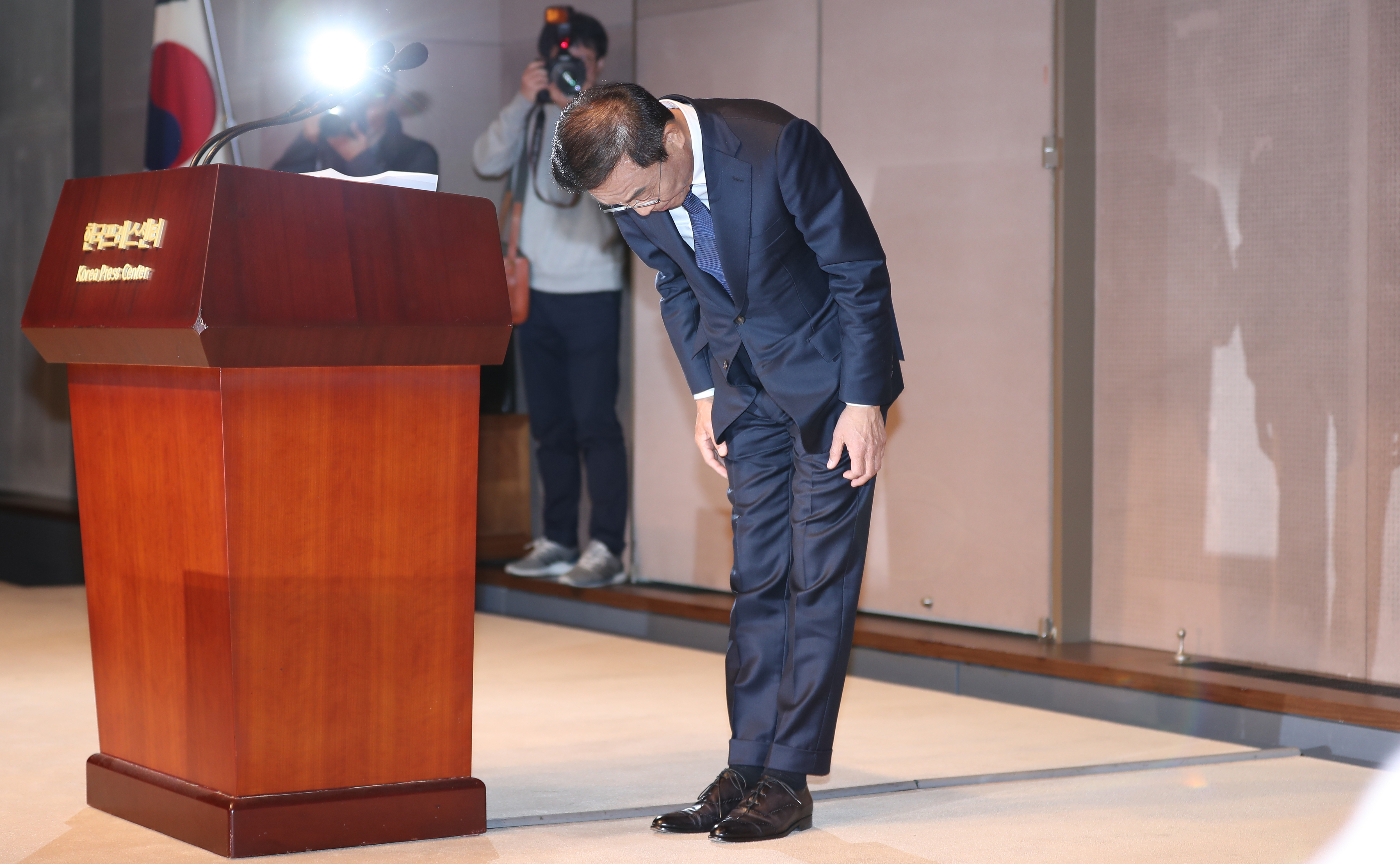 南韓財團三星集團旗下半導體廠工人大量患上白血病及癌症，三星董事長兼執行長金奇南（Kim Ki-nam）今對此公開道歉。（東方IC）