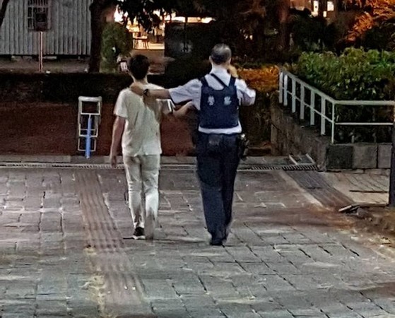 丁男在新莊體育場試圖性侵女子,被路過民眾制伏。(翻攝畫面)