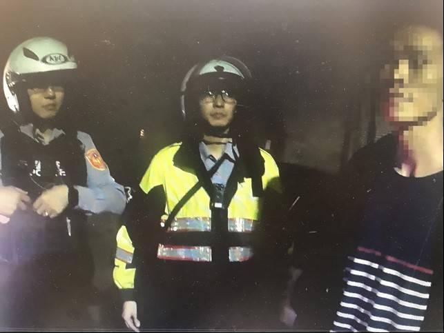 警網巡邏員警陳建志與黃家源趕往現場逮捕竊嫌。（警方提供）