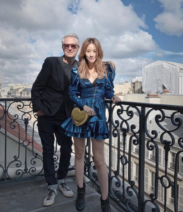 鄧麗欣早前在巴黎去了PAULE KA的陳列室參觀，還有幸跟品牌創辦人兼設計師Mr.Serge Cajfinger見面。（翻攝自鄧麗欣IG）