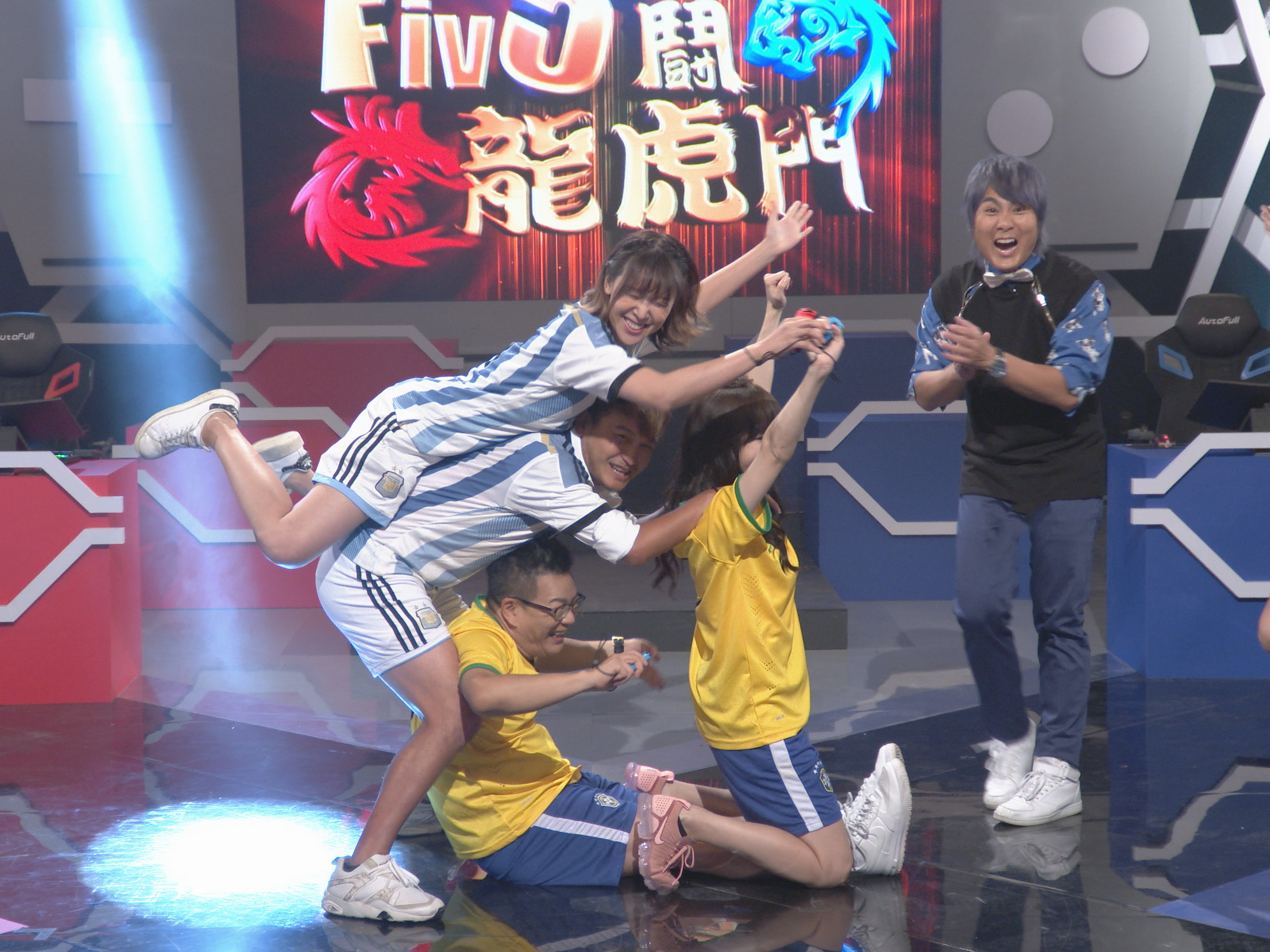 沈玉琳（中下）、陳瑀希（右2）、KID（左2）和李懿（左）使出組合技「人體腳踏車」，畫面超經典。（狼谷競技台提供）