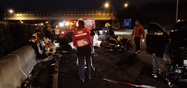 國道湖口路段今發生嚴重車禍，一名國道警察遭受重傷仍未脫離險境。（翻攝畫面）