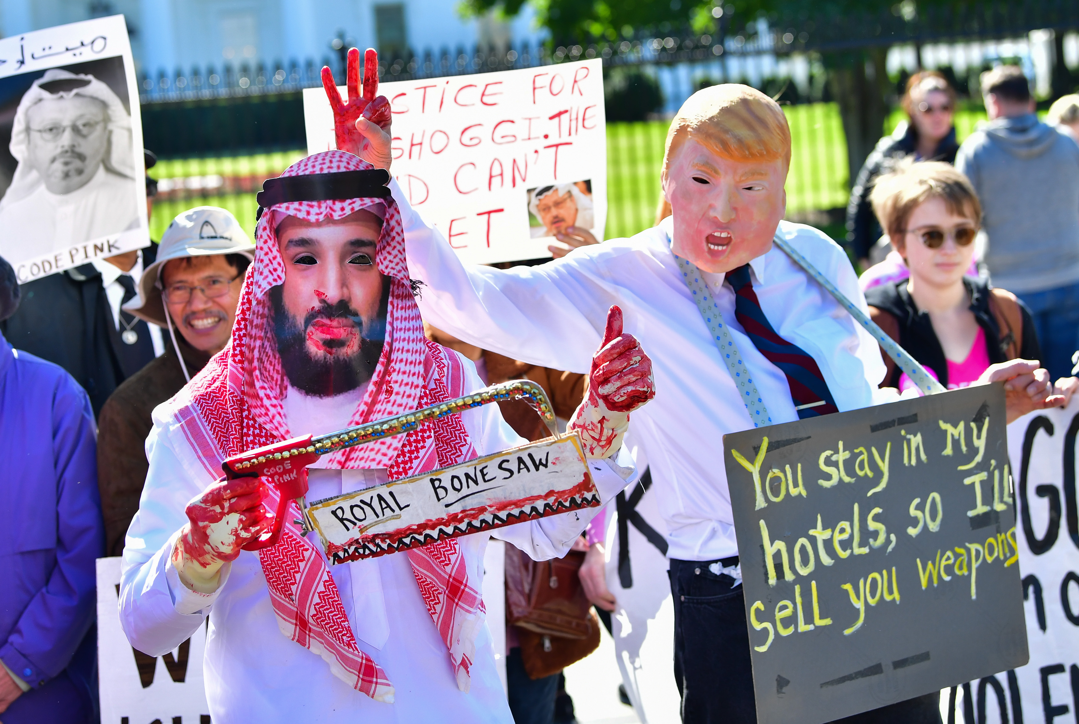 2018年10月19日，美國民眾在白宮外抗議美國總統川普在領事館凶殺案中偏袒沙烏地阿拉伯的立場。（東方IC）